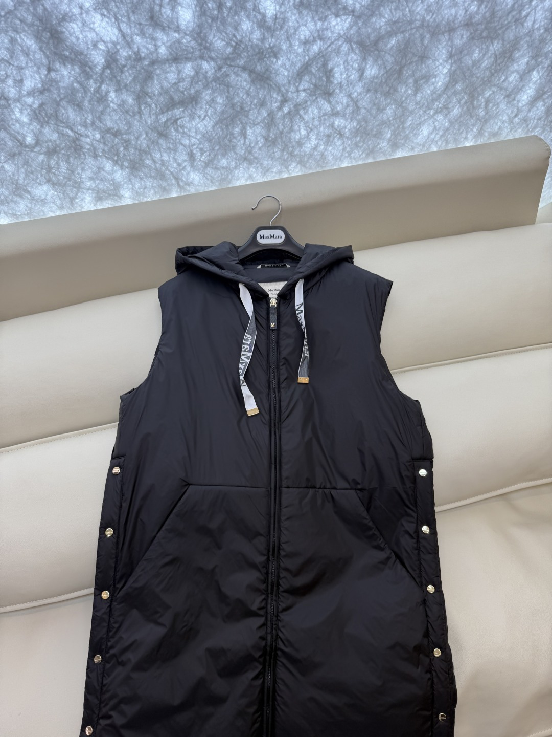 M691#新款驼绒服⚠️2025。
Max 48% 骆驼绒 4%桑蚕丝 进口面料 骆驼绒长马甲 黑色 咖