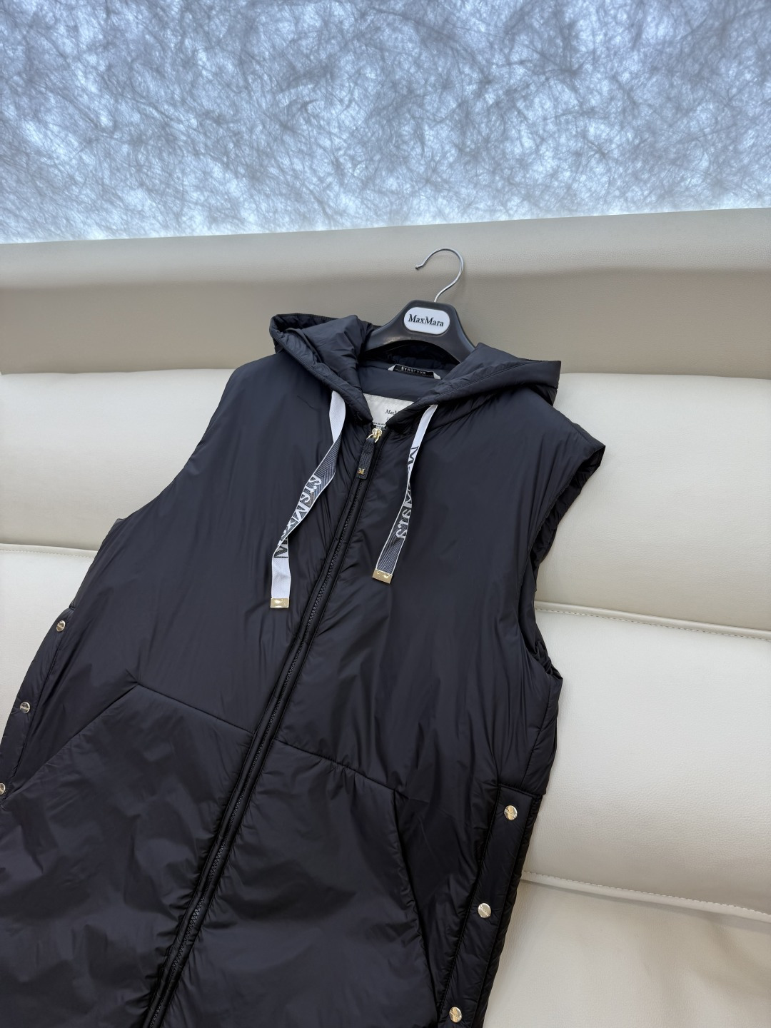 M691#新款驼绒服⚠️2025。
Max 48% 骆驼绒 4%桑蚕丝 进口面料 骆驼绒长马甲 黑色 咖