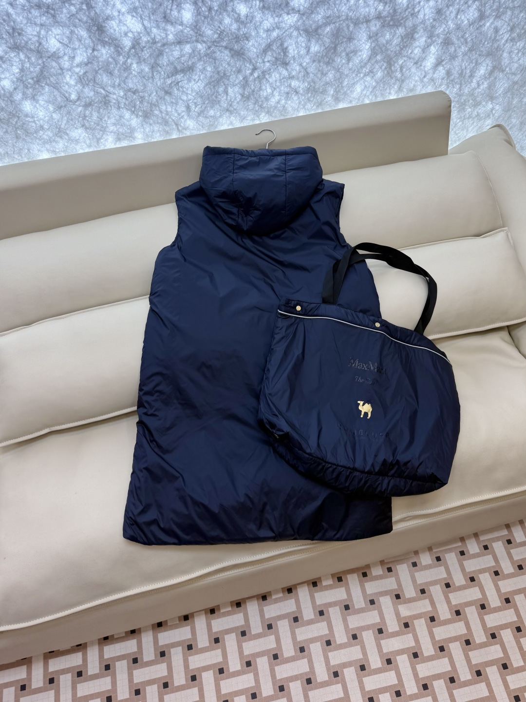 M691#新款驼绒服⚠️2025。
Max 48% 骆驼绒 4%桑蚕丝 进口面料 骆驼绒长马甲 黑色 咖