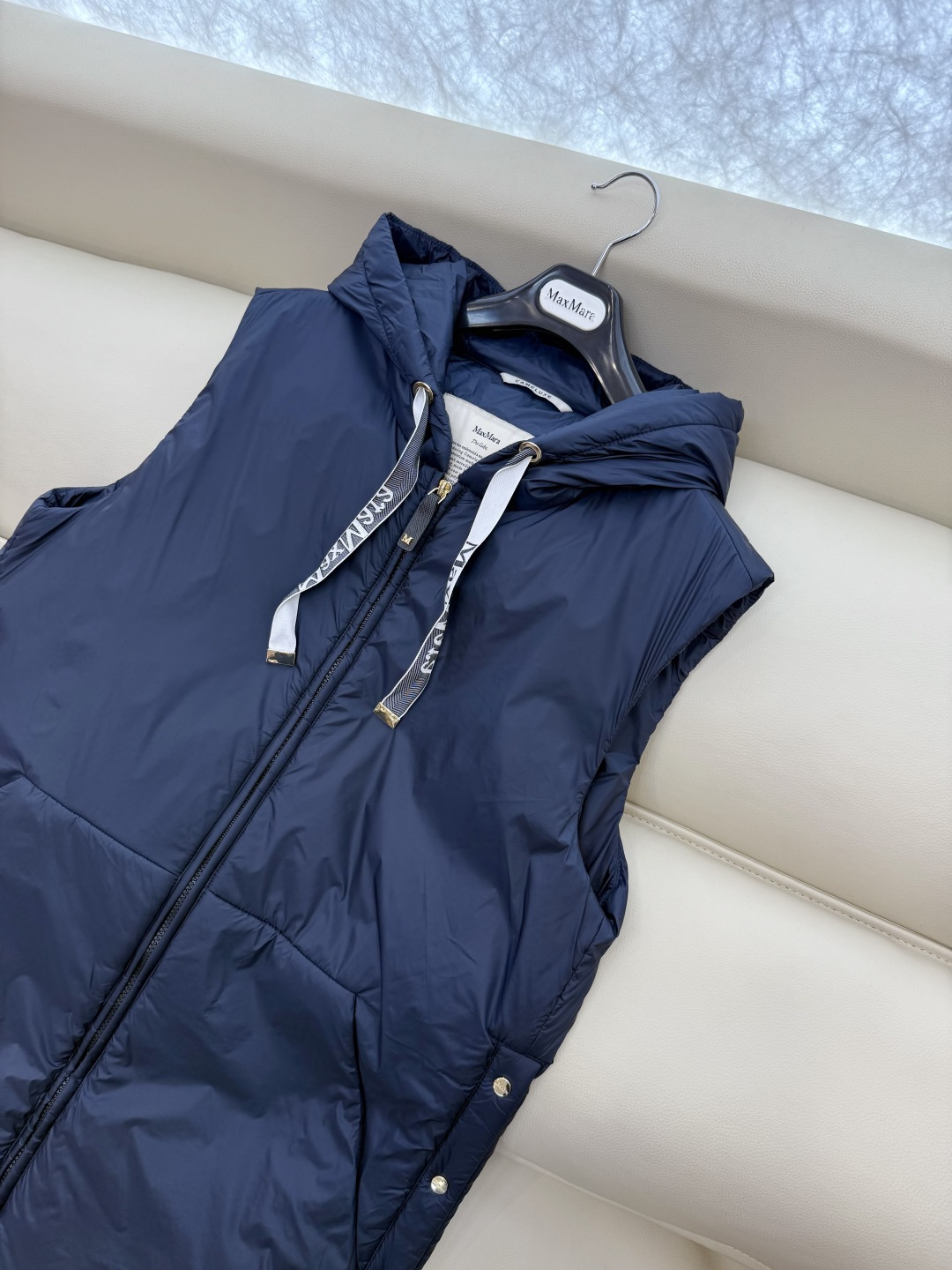 M691#新款驼绒服⚠️2025。
Max 48% 骆驼绒 4%桑蚕丝 进口面料 骆驼绒长马甲 黑色 咖