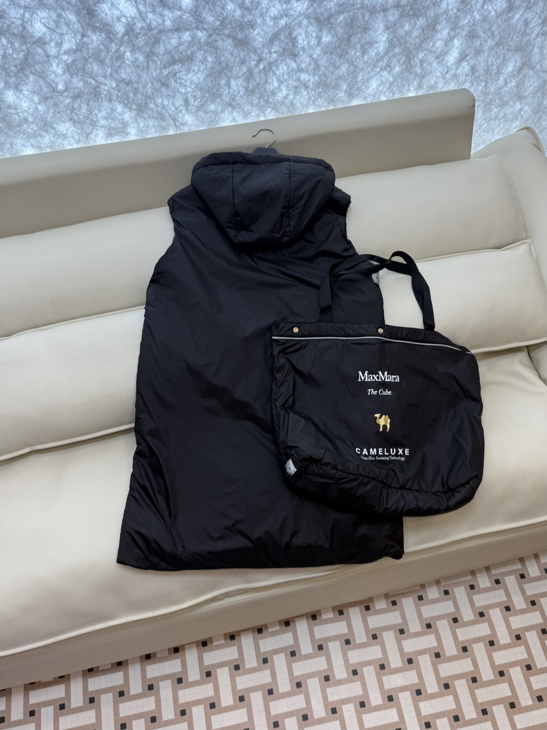 M691#新款驼绒服⚠️2025。
Max 48% 骆驼绒 4%桑蚕丝 进口面料 骆驼绒长马甲 黑色 咖