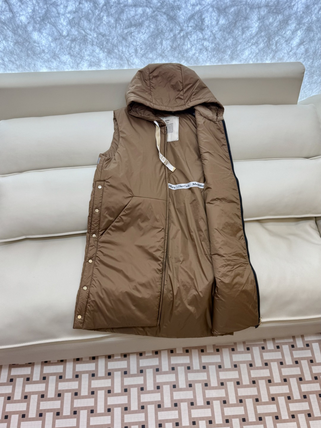 M691#新款驼绒服⚠️2025。
Max 48% 骆驼绒 4%桑蚕丝 进口面料 骆驼绒长马甲 黑色 咖