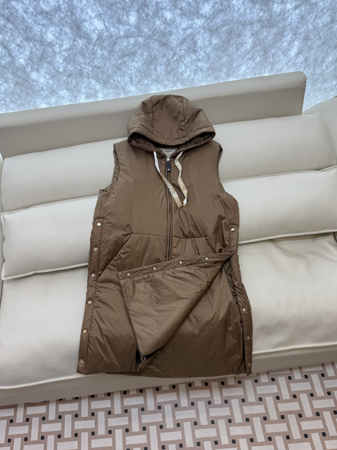 M691#新款驼绒服⚠️2025。
Max 48% 骆驼绒 4%桑蚕丝 进口面料 骆驼绒长马甲 黑色 咖