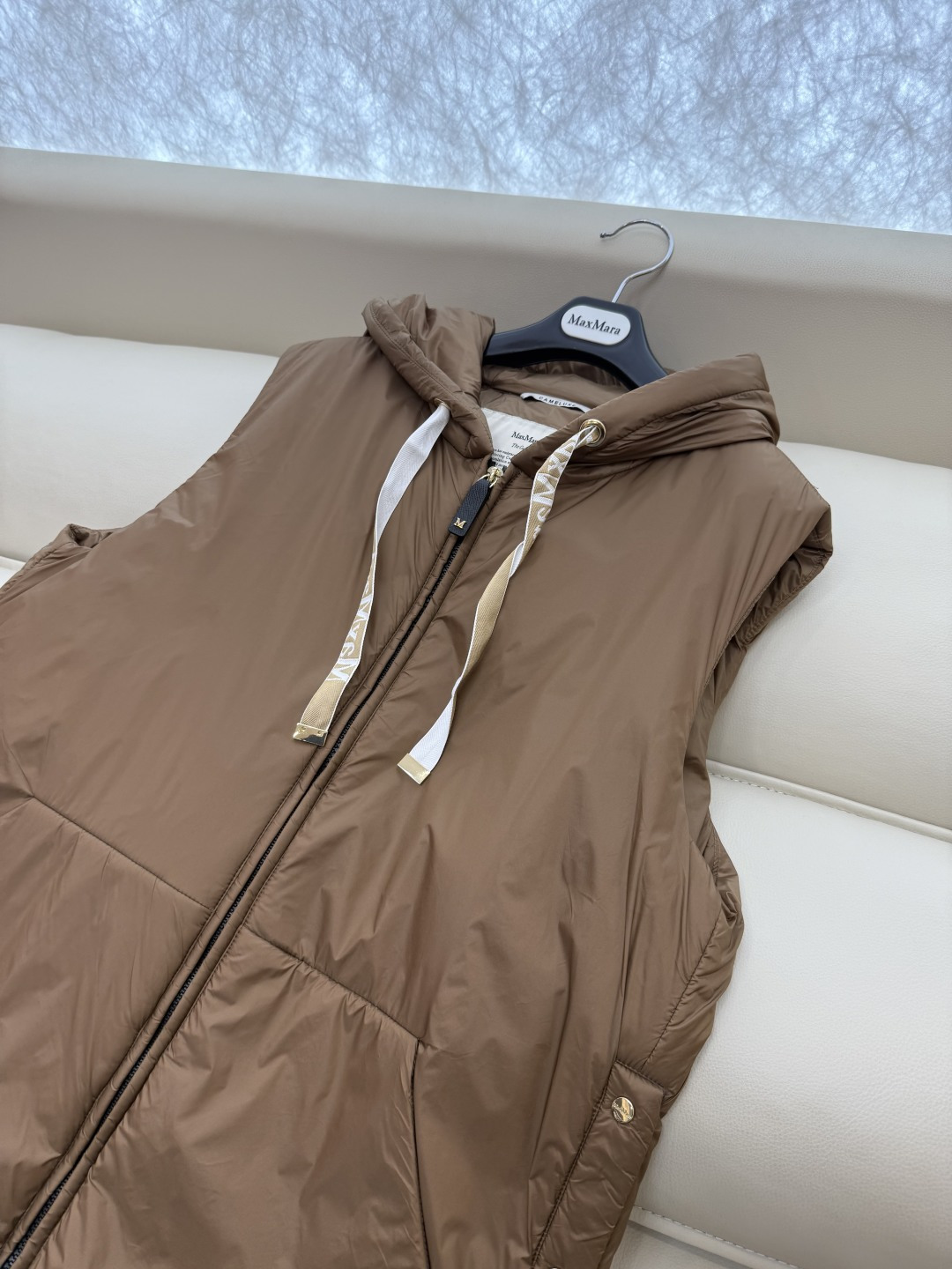 M691#新款驼绒服⚠️2025。
Max 48% 骆驼绒 4%桑蚕丝 进口面料 骆驼绒长马甲 黑色 咖