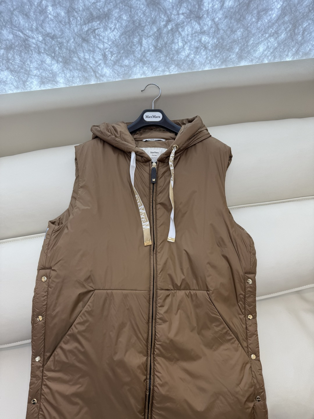 M691#新款驼绒服⚠️2025。
Max 48% 骆驼绒 4%桑蚕丝 进口面料 骆驼绒长马甲 黑色 咖