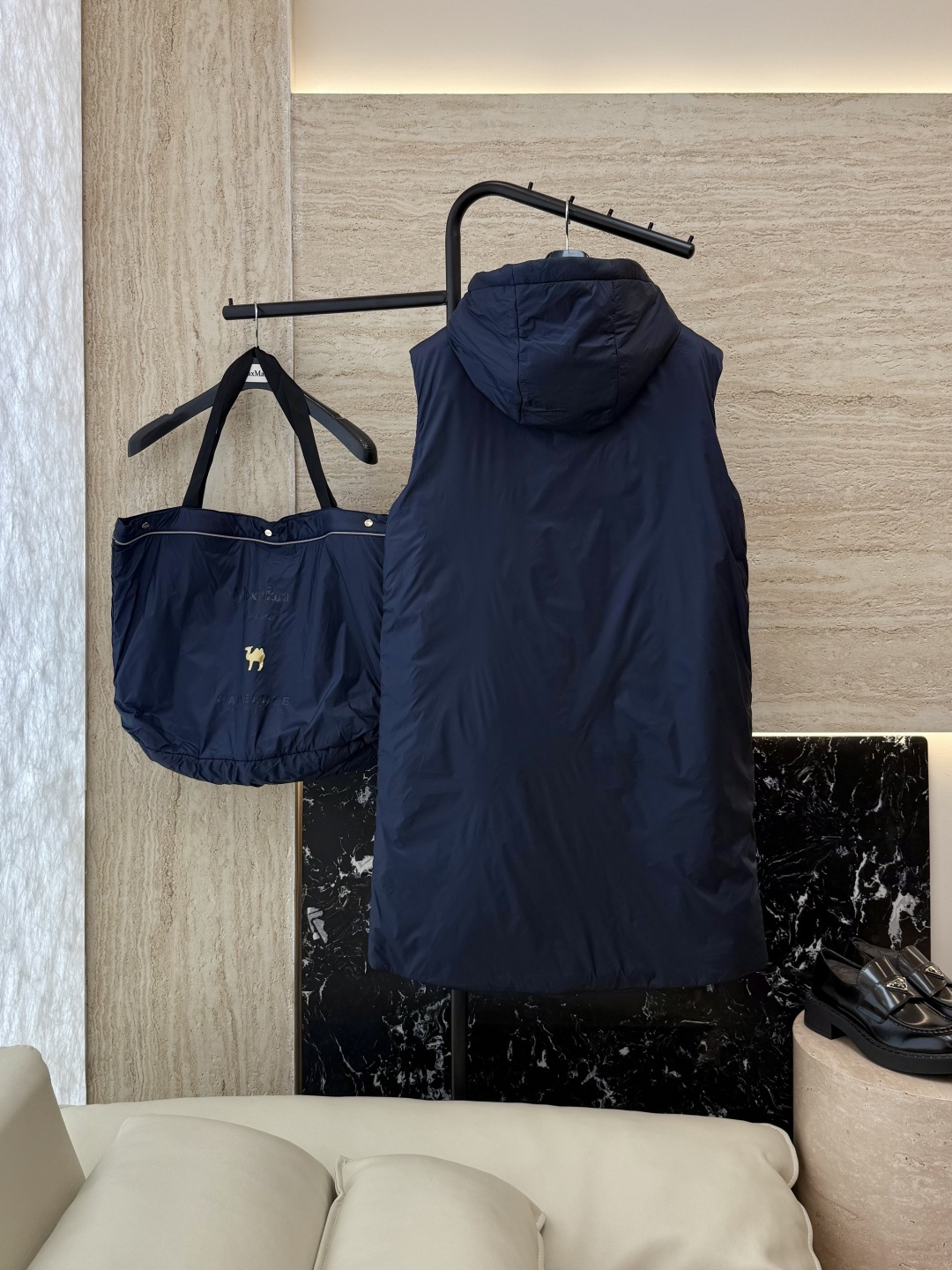 M691#新款驼绒服⚠️2025。
Max 48% 骆驼绒 4%桑蚕丝 进口面料 骆驼绒长马甲 黑色 咖