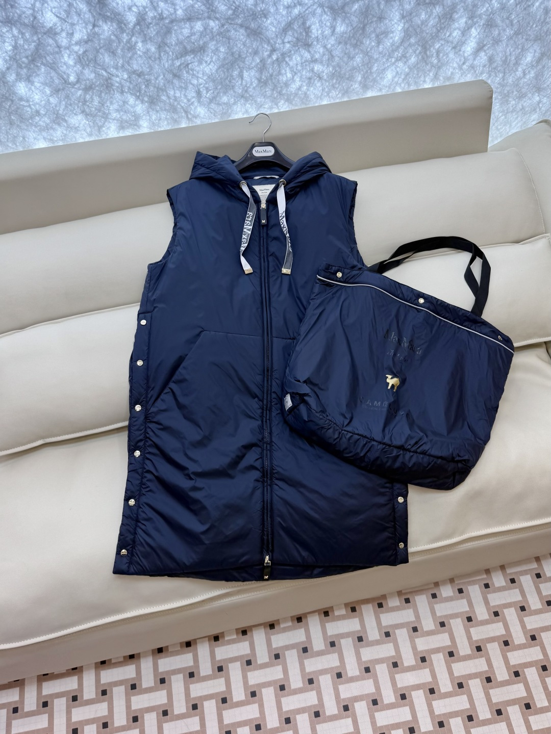 M691#新款驼绒服⚠️2025。
Max 48% 骆驼绒 4%桑蚕丝 进口面料 骆驼绒长马甲 黑色 咖