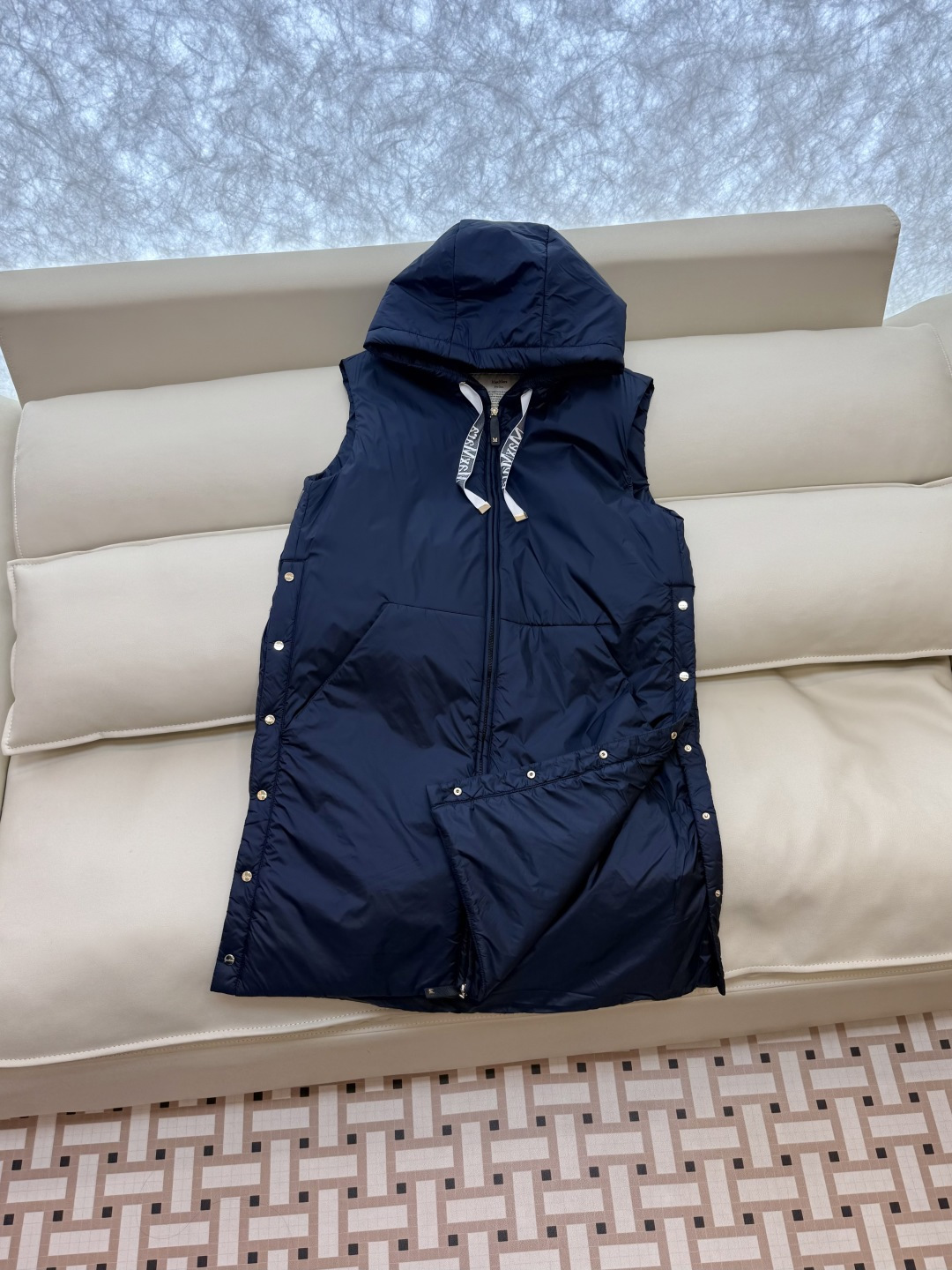 M691#新款驼绒服⚠️2025。
Max 48% 骆驼绒 4%桑蚕丝 进口面料 骆驼绒长马甲 黑色 咖