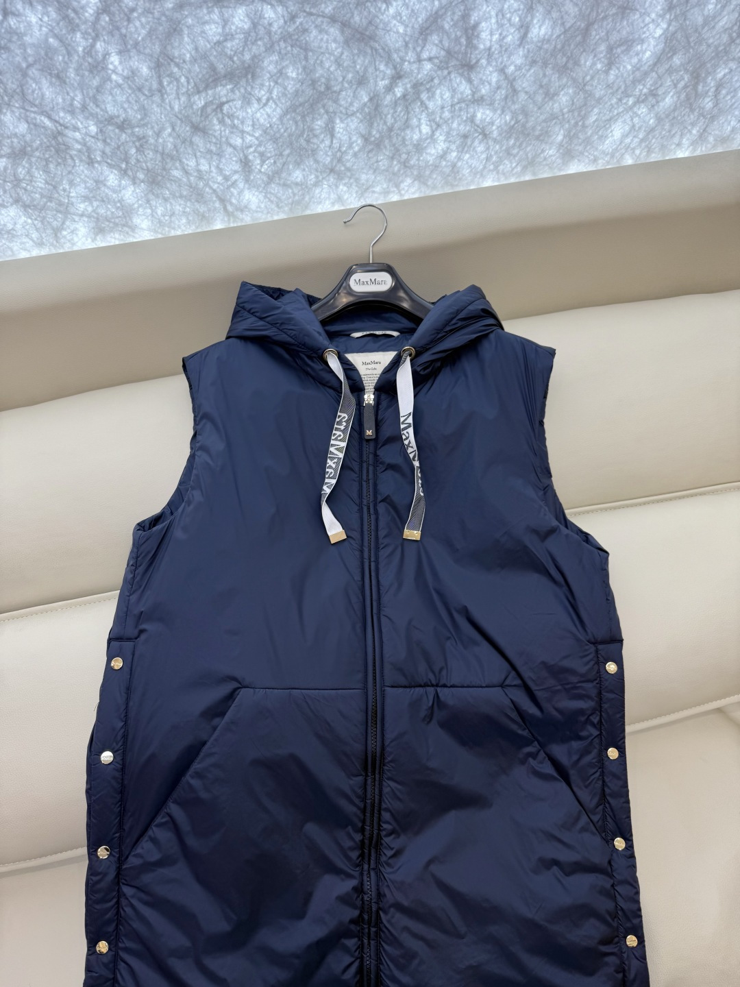 M691#新款驼绒服⚠️2025。
Max 48% 骆驼绒 4%桑蚕丝 进口面料 骆驼绒长马甲 黑色 咖