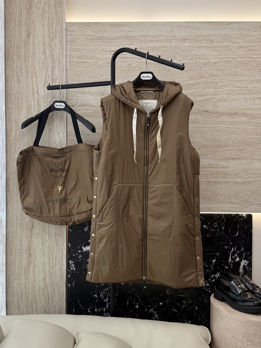 NO:477037,With dust bag M691# new camel velvet jacket Max 48 camel velvet 4 mulberry silk Imported fabric camel velvet long vest black brown navy 38/40/42 size PS This price includes primary color high-quality cloth bag storage bag, alexander wang19860909配防尘袋M691#新款驼绒服 Max 48 骆驼绒 4桑蚕丝 进口面料 骆驼绒长马甲 黑色 咖色 藏青色 38/40/42 码 PS此价格含原色高品质布包收纳袋,,alexander wang,Women's clothing