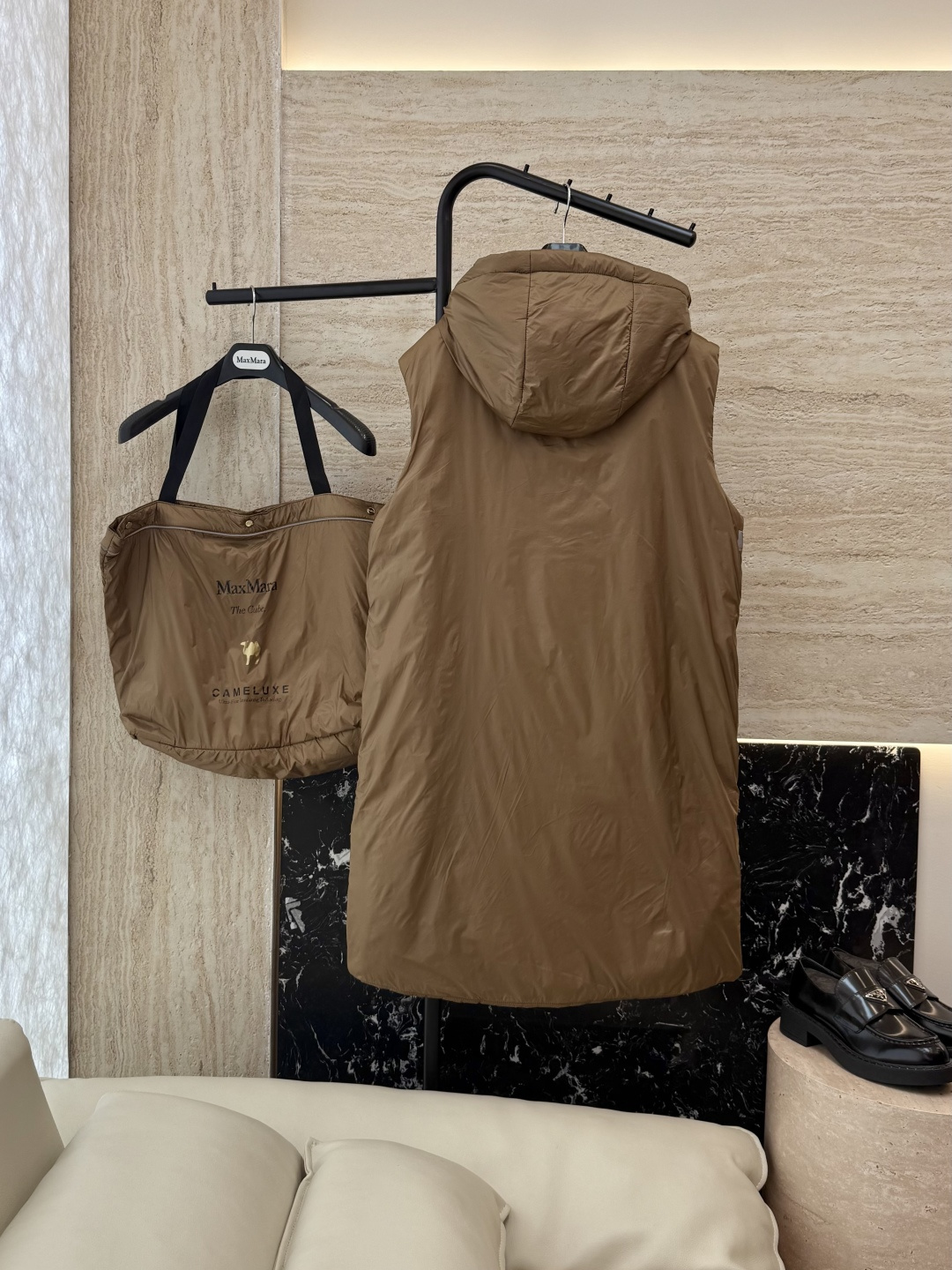 M691#新款驼绒服⚠️2025。
Max 48% 骆驼绒 4%桑蚕丝 进口面料 骆驼绒长马甲 黑色 咖