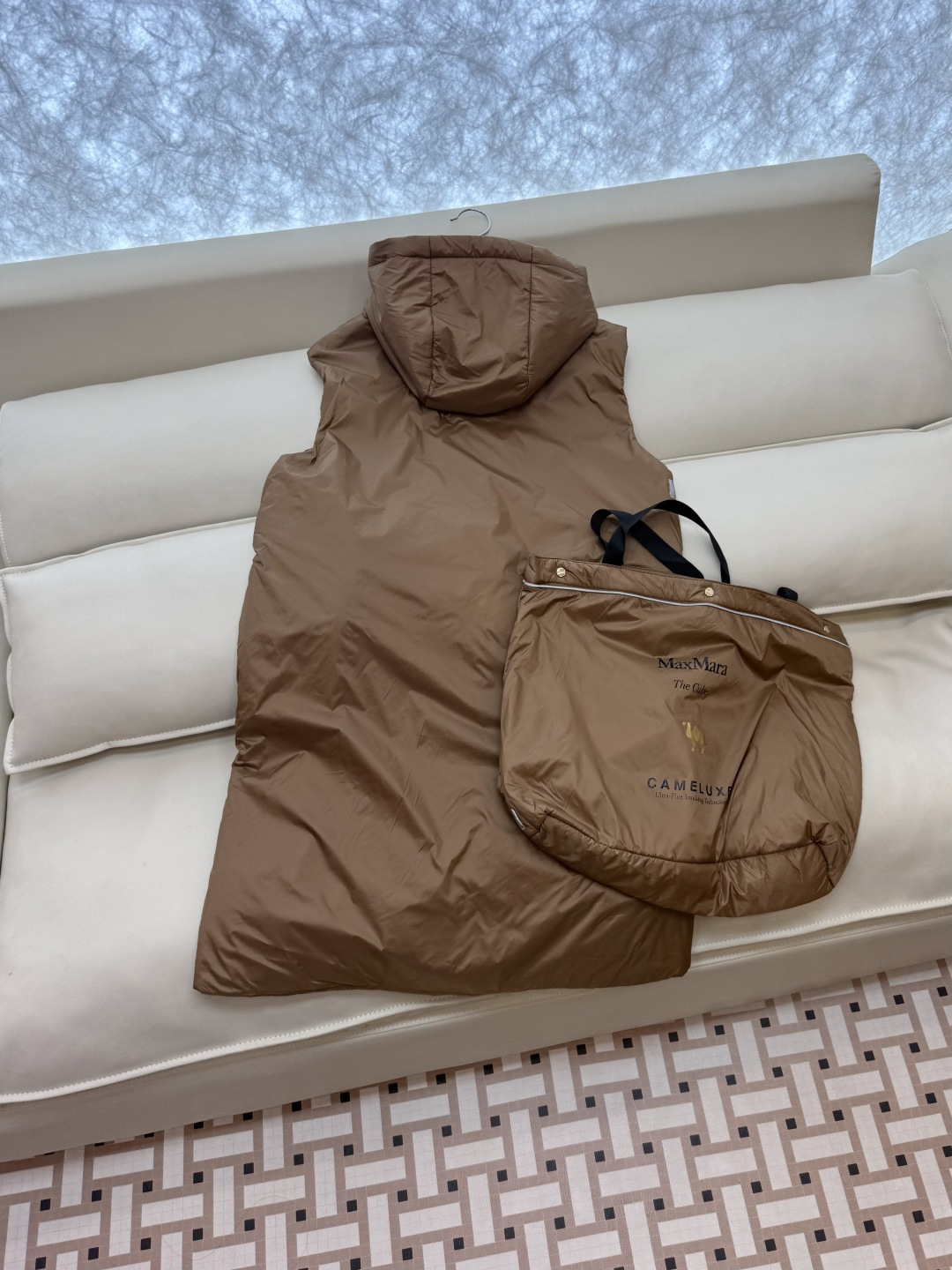 M691#新款驼绒服⚠️2025。
Max 48% 骆驼绒 4%桑蚕丝 进口面料 骆驼绒长马甲 黑色 咖