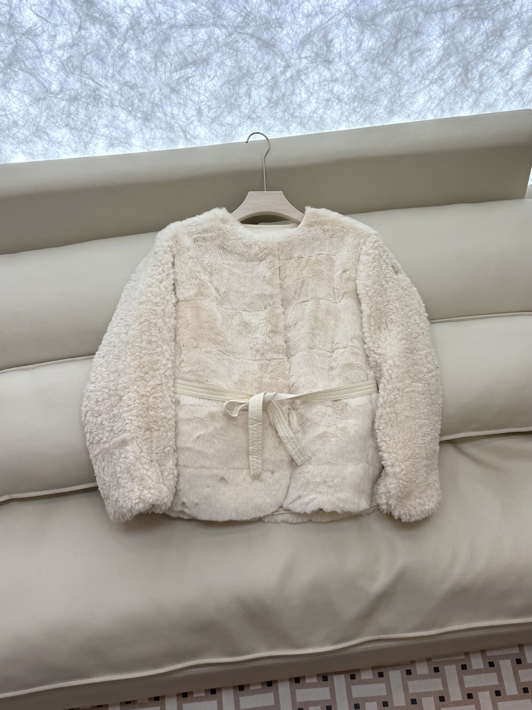 WHL018#新款羽绒服⚠️。
Moncler 科技毛（非真毛 对标专柜）仿皮草 90%白鹅绒长袖 羽绒