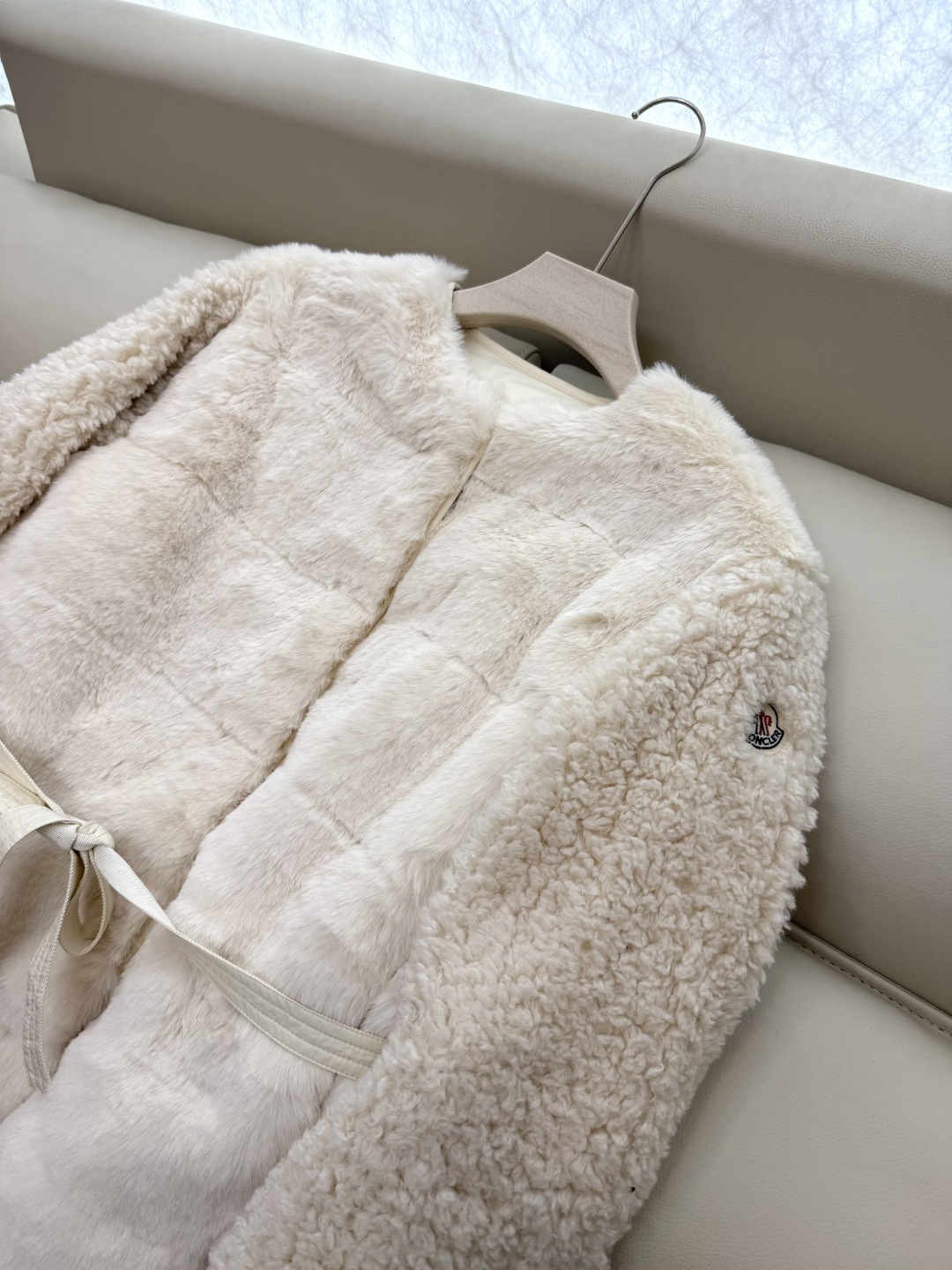WHL018#新款羽绒服⚠️。
Moncler 科技毛（非真毛 对标专柜）仿皮草 90%白鹅绒长袖 羽绒