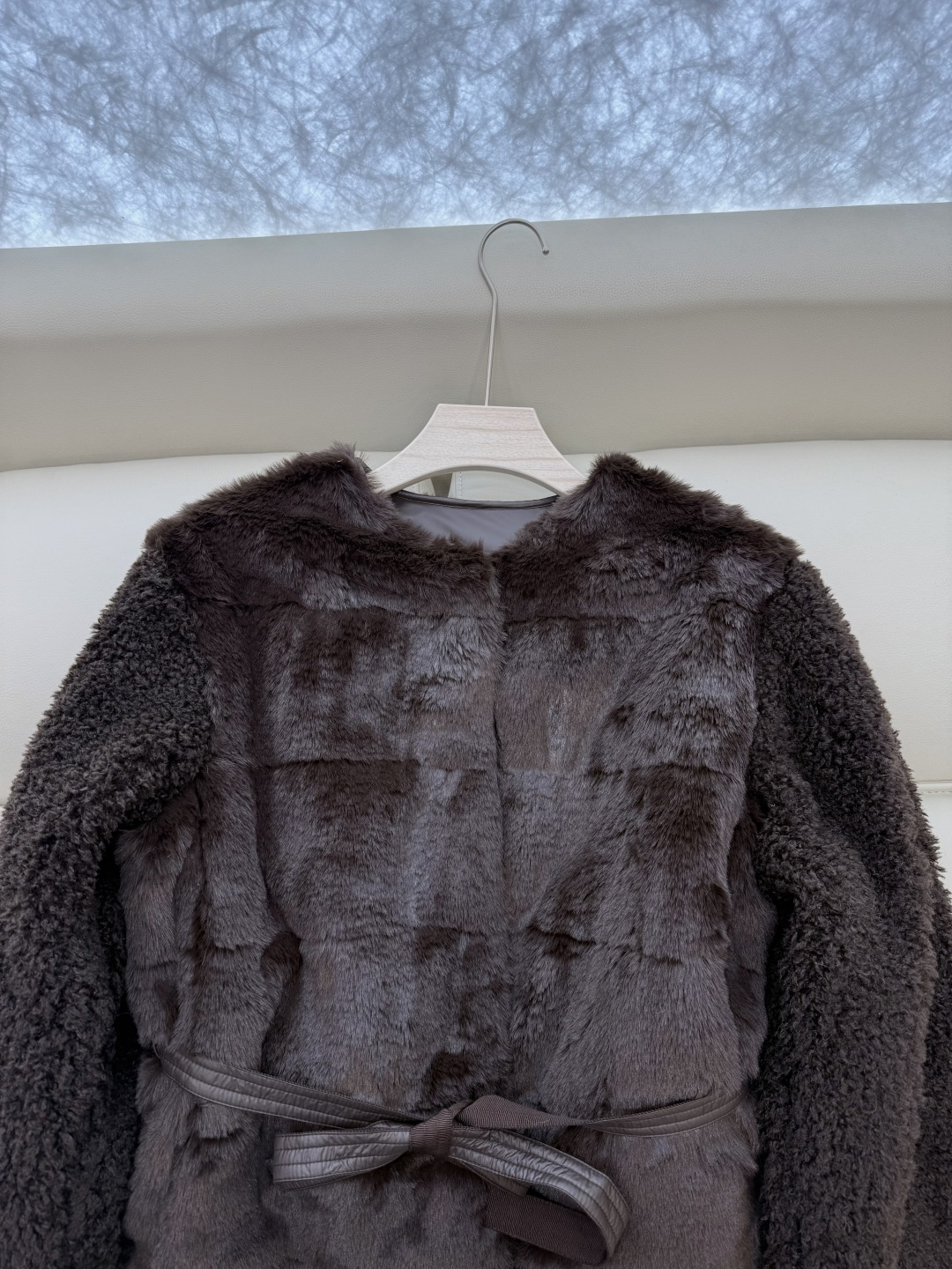 WHL018#新款羽绒服⚠️。
Moncler 科技毛（非真毛 对标专柜）仿皮草 90%白鹅绒长袖 羽绒