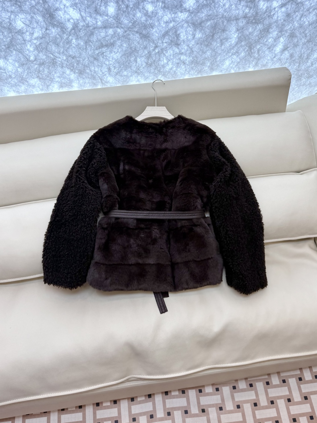 WHL018#新款羽绒服⚠️。
Moncler 科技毛（非真毛 对标专柜）仿皮草 90%白鹅绒长袖 羽绒