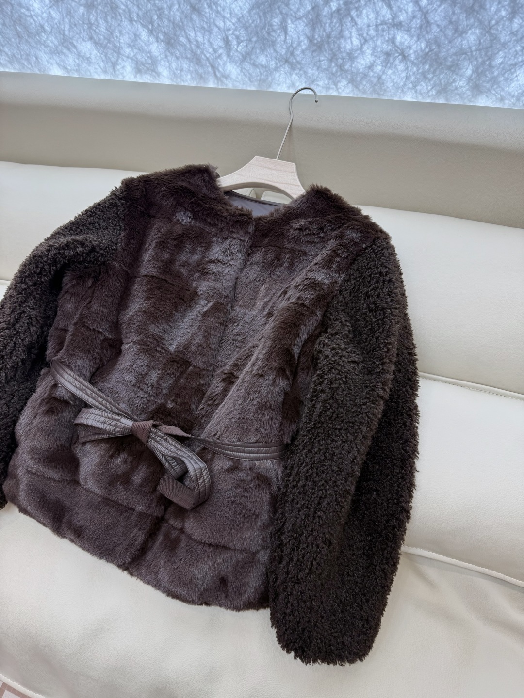 WHL018#新款羽绒服⚠️。
Moncler 科技毛（非真毛 对标专柜）仿皮草 90%白鹅绒长袖 羽绒