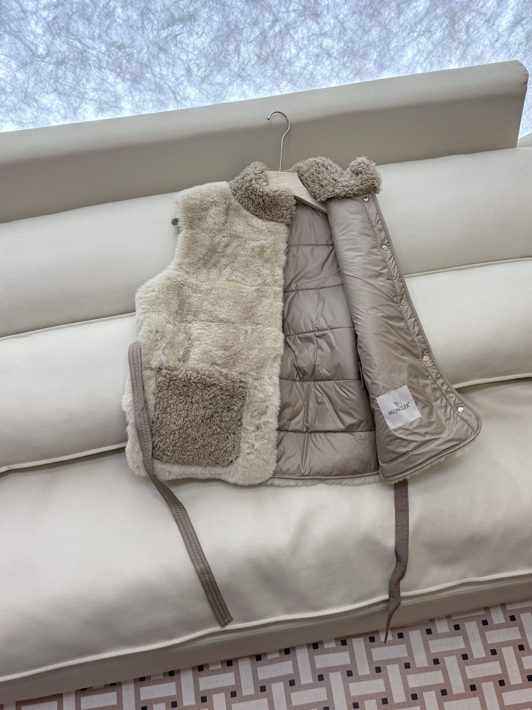 WHL017#新款羽绒服⚠️。
Moncler 科技毛（非真毛 对标专柜）仿皮草 90%白鹅绒马甲 羽绒
