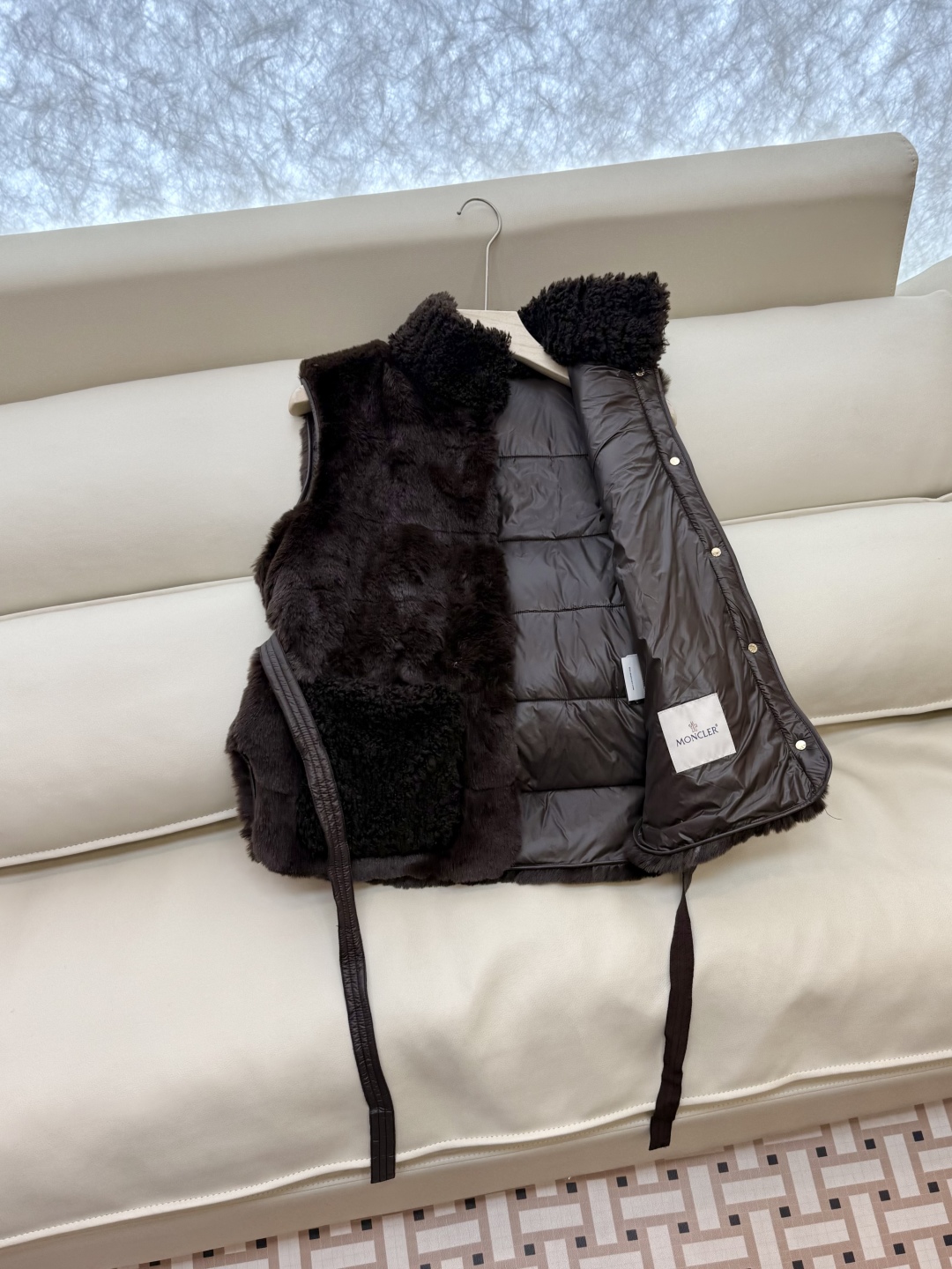 WHL017#新款羽绒服⚠️。
Moncler 科技毛（非真毛 对标专柜）仿皮草 90%白鹅绒马甲 羽绒