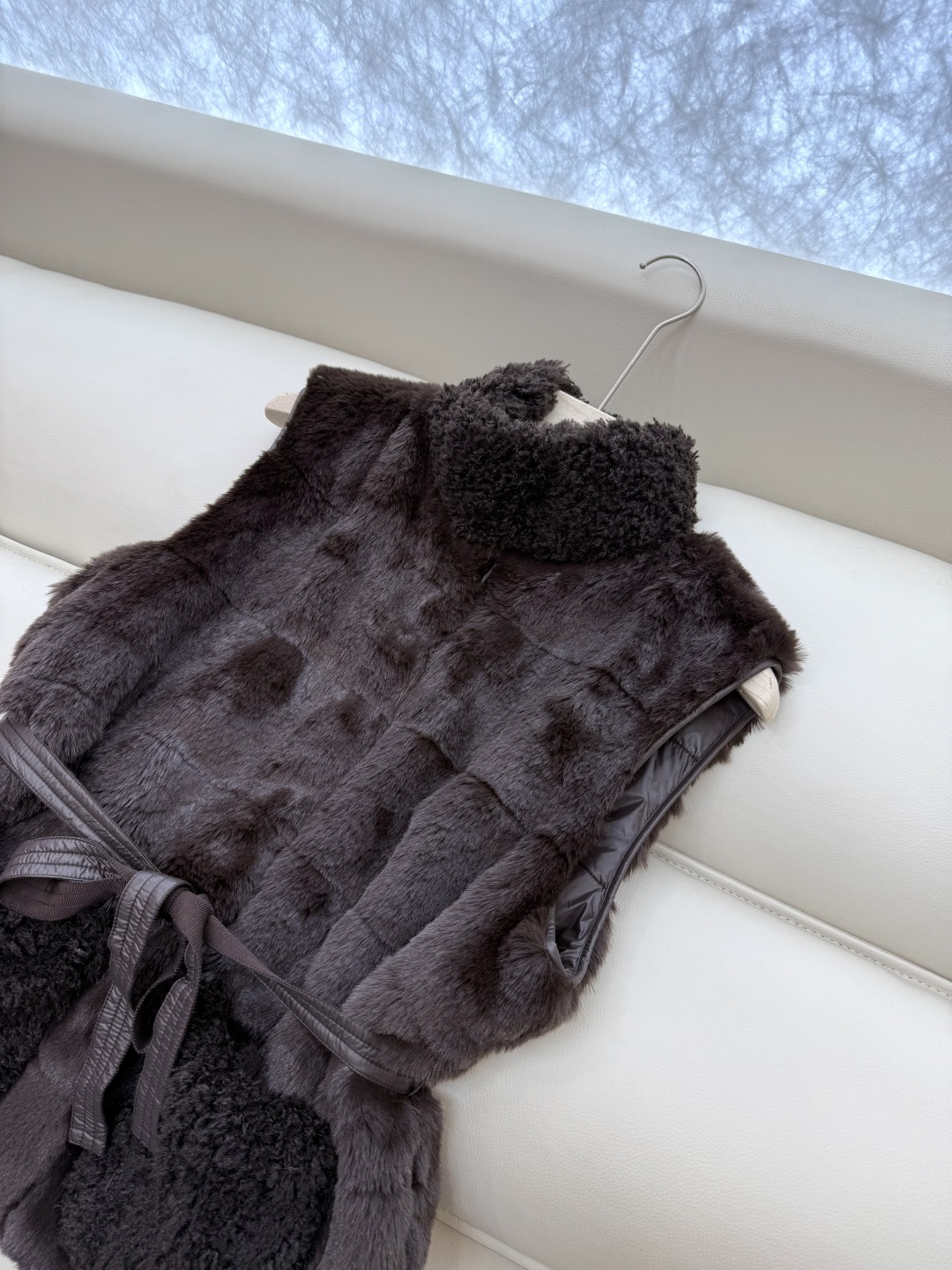 WHL017#新款羽绒服⚠️。
Moncler 科技毛（非真毛 对标专柜）仿皮草 90%白鹅绒马甲 羽绒