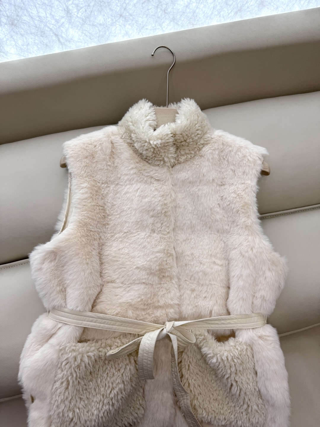 WHL017#新款羽绒服⚠️。
Moncler 科技毛（非真毛 对标专柜）仿皮草 90%白鹅绒马甲 羽绒