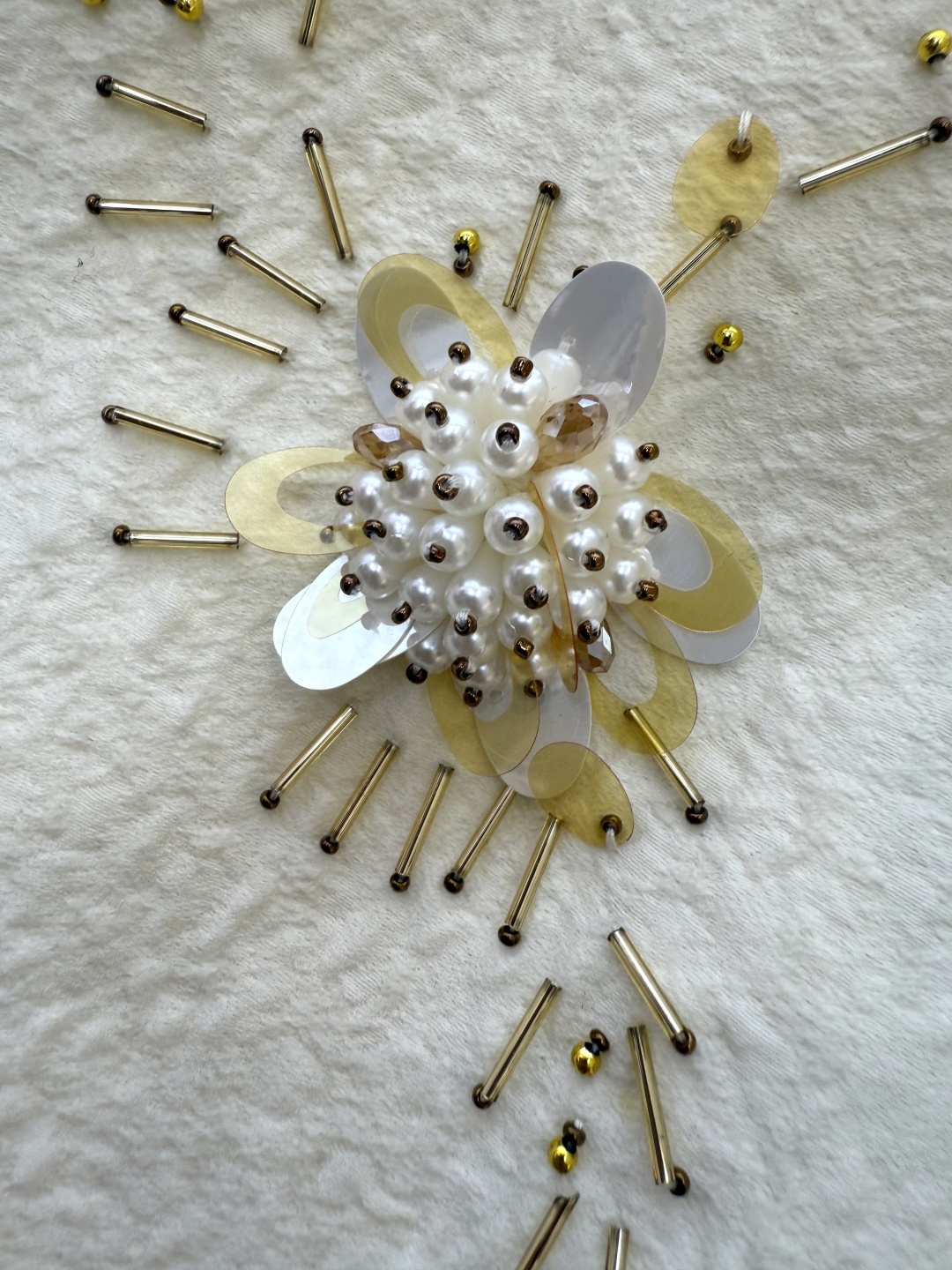 YML044#新款外套⚠️。
超级重工丝毛12%真丝 88% 羊毛 全手工钉珠 外套 黑色 奶白色 SM