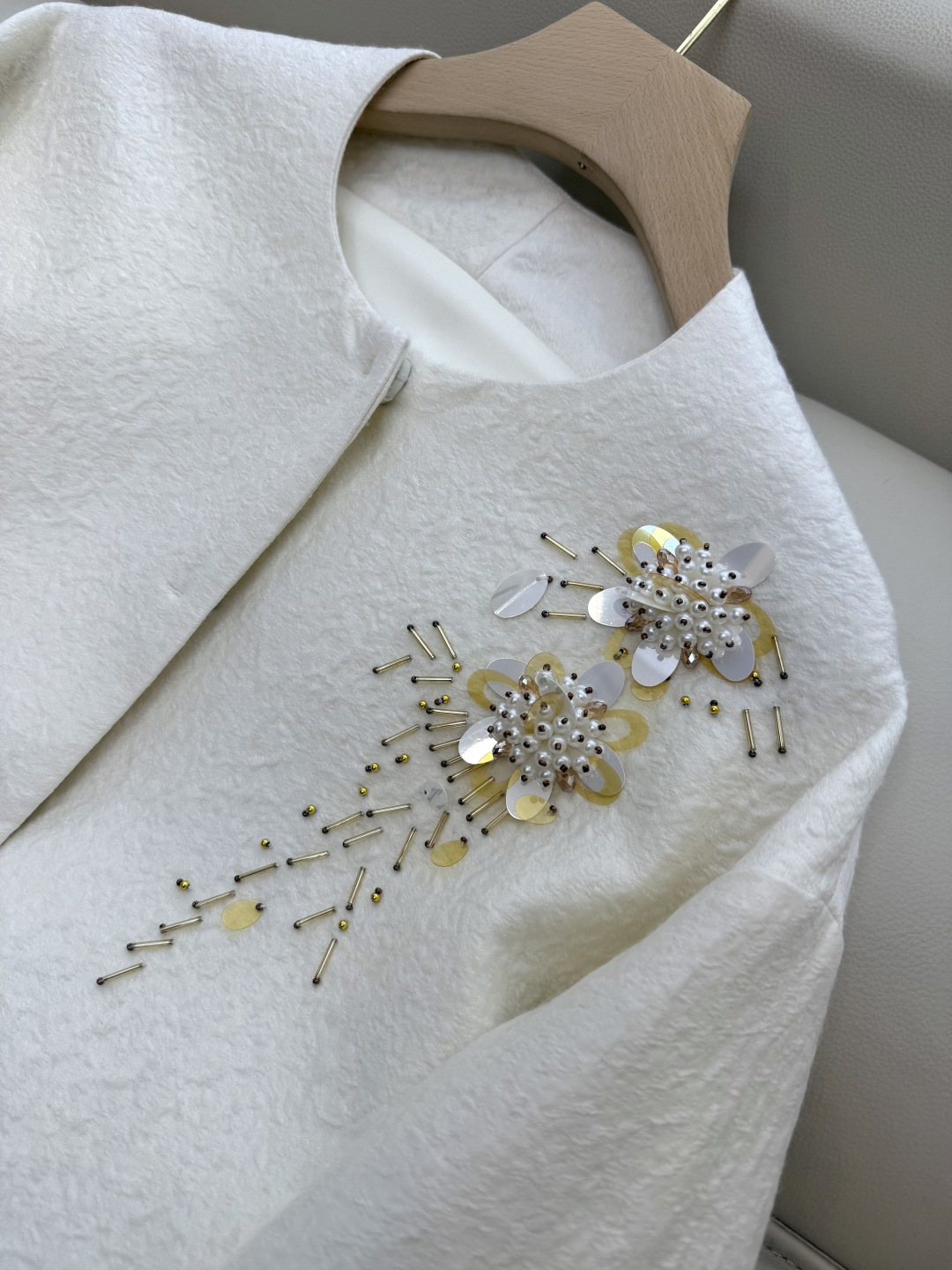 YML044#新款外套⚠️。
超级重工丝毛12%真丝 88% 羊毛 全手工钉珠 外套 黑色 奶白色 SM