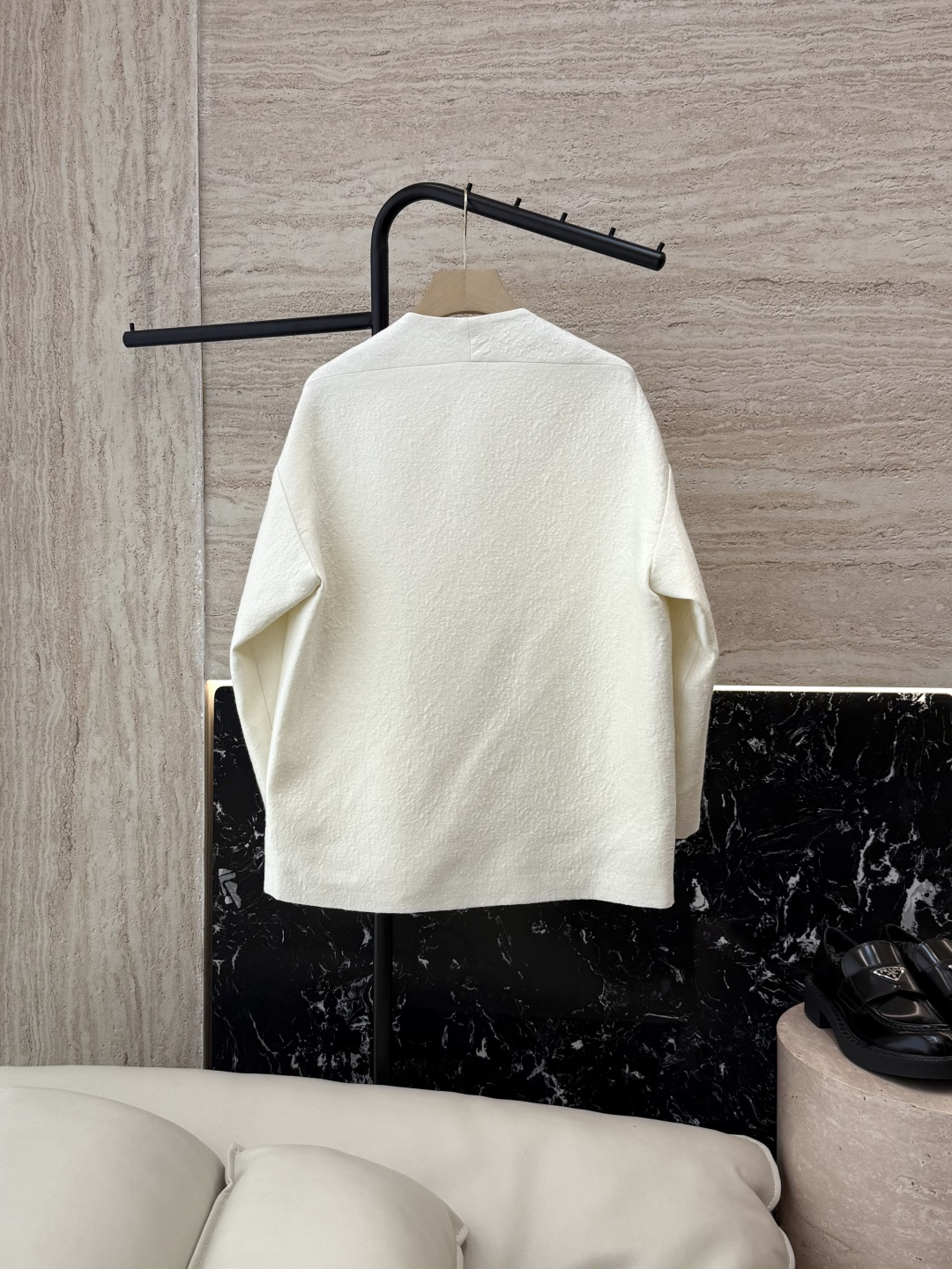 YML044#新款外套⚠️。
超级重工丝毛12%真丝 88% 羊毛 全手工钉珠 外套 黑色 奶白色 SM