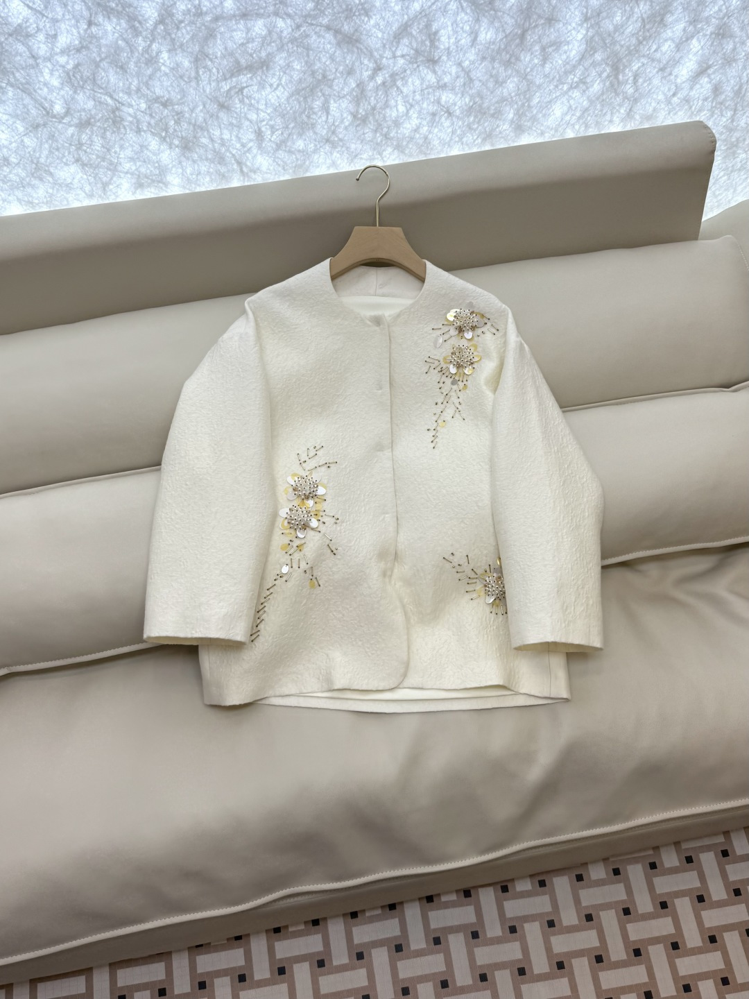 YML044#新款外套⚠️。
超级重工丝毛12%真丝 88% 羊毛 全手工钉珠 外套 黑色 奶白色 SM