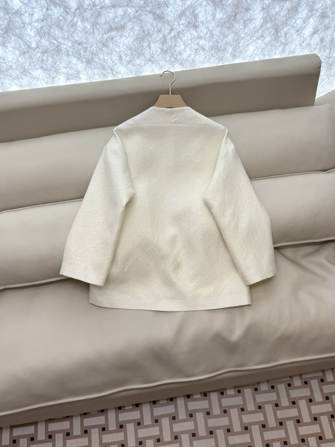 YML044#新款外套⚠️。
超级重工丝毛12%真丝 88% 羊毛 全手工钉珠 外套 黑色 奶白色 SM