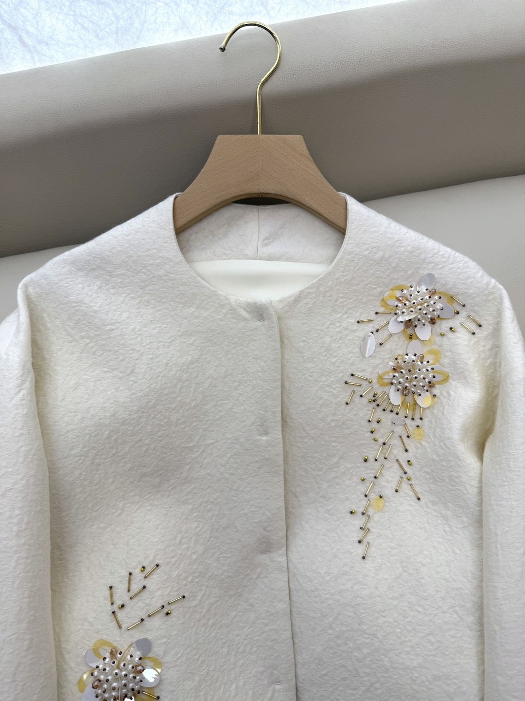 YML044#新款外套⚠️。
超级重工丝毛12%真丝 88% 羊毛 全手工钉珠 外套 黑色 奶白色 SM