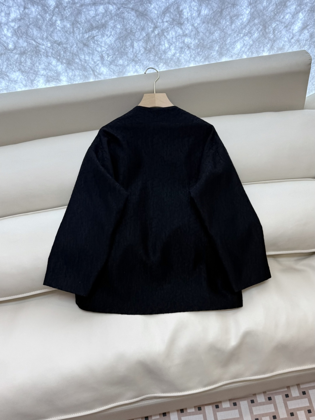 YML044#新款外套⚠️。
超级重工丝毛12%真丝 88% 羊毛 全手工钉珠 外套 黑色 奶白色 SM