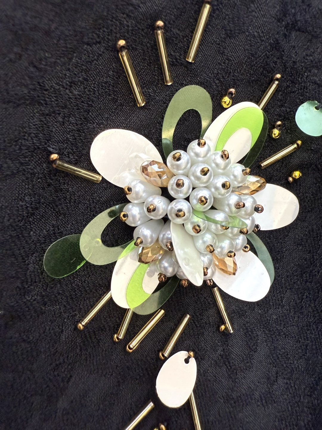 YML044#新款外套⚠️。
超级重工丝毛12%真丝 88% 羊毛 全手工钉珠 外套 黑色 奶白色 SM