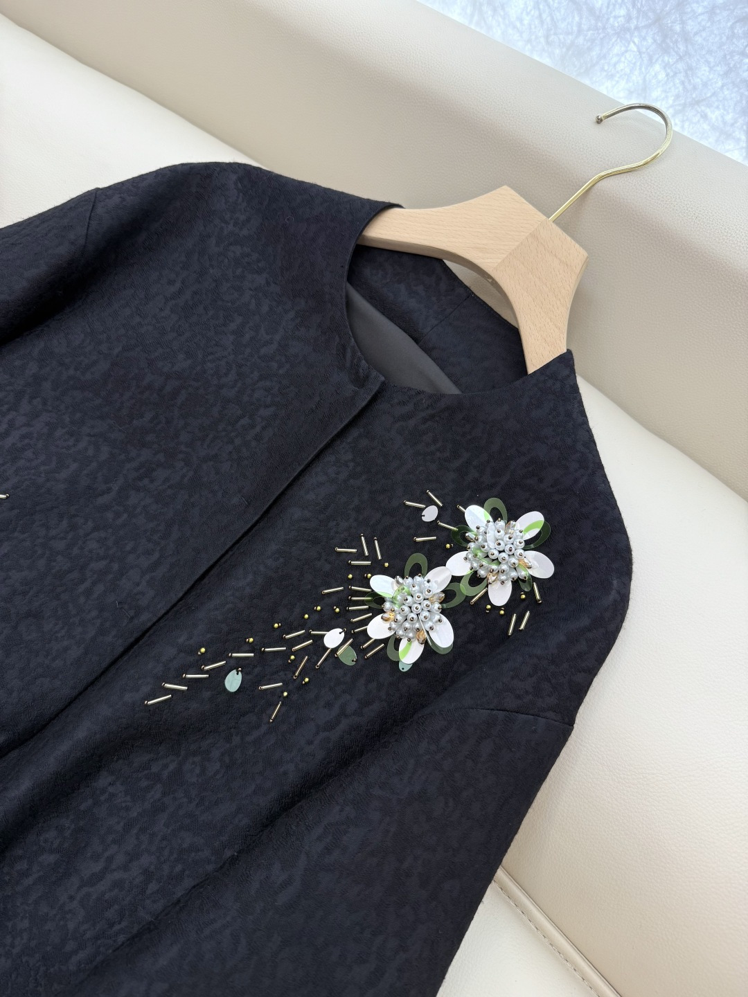 YML044#新款外套⚠️。
超级重工丝毛12%真丝 88% 羊毛 全手工钉珠 外套 黑色 奶白色 SM