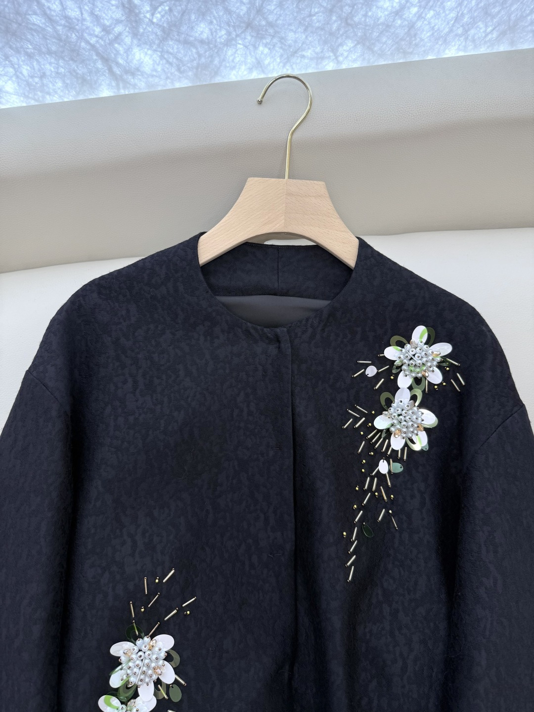 YML044#新款外套⚠️。
超级重工丝毛12%真丝 88% 羊毛 全手工钉珠 外套 黑色 奶白色 SM