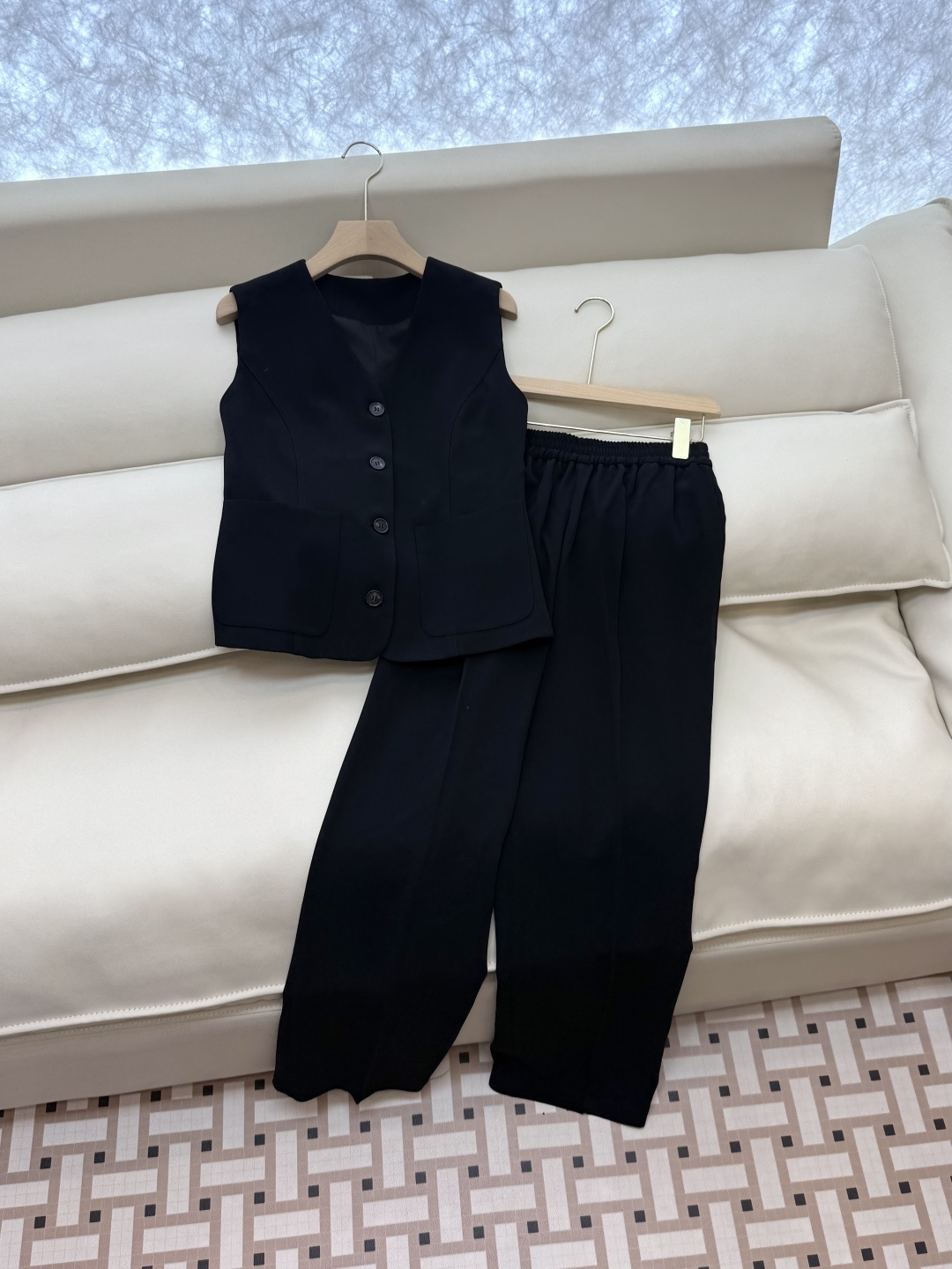 YML046#新款套装⚠️。
100% 醋酸马甲➕长裤 套装 黑色 米白色 SMLXL