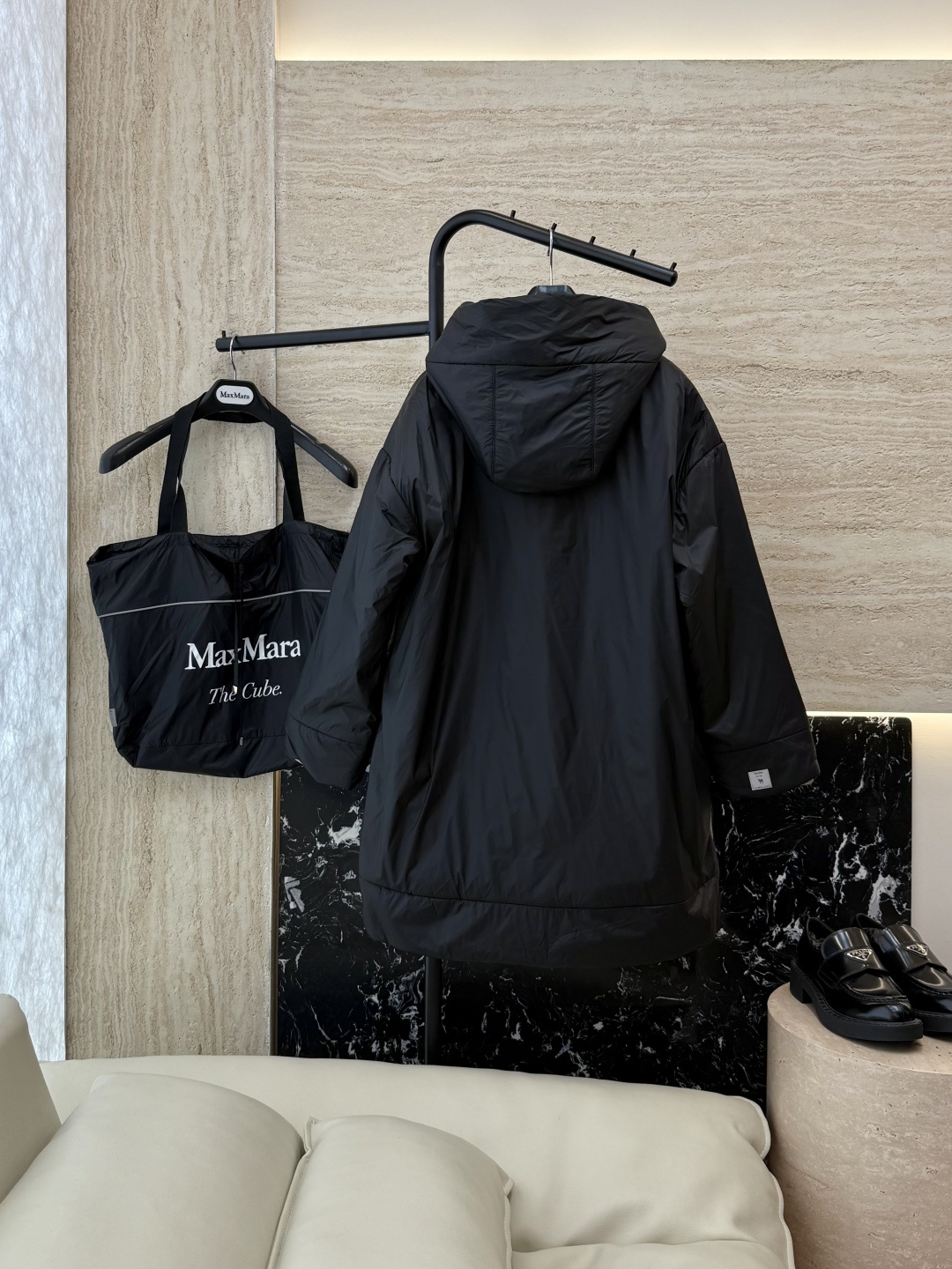 M669#新款驼绒服⚠️。
Max拉链款 两面穿 48% 骆驼绒 4%桑蚕丝 进口面料 骆驼绒棉服 黑色