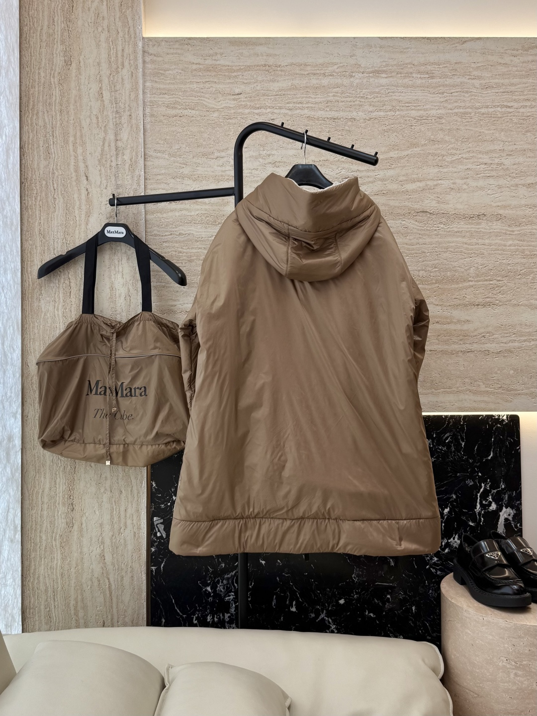 M669#新款驼绒服⚠️。
Max拉链款 两面穿 48% 骆驼绒 4%桑蚕丝 进口面料 骆驼绒棉服 黑色