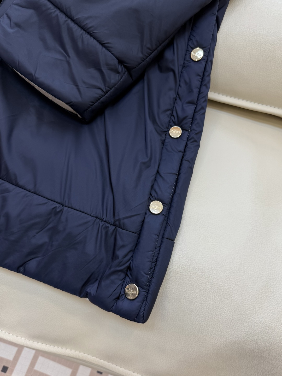 M669#新款驼绒服⚠️。
Max拉链款 两面穿 48% 骆驼绒 4%桑蚕丝 进口面料 骆驼绒棉服 黑色