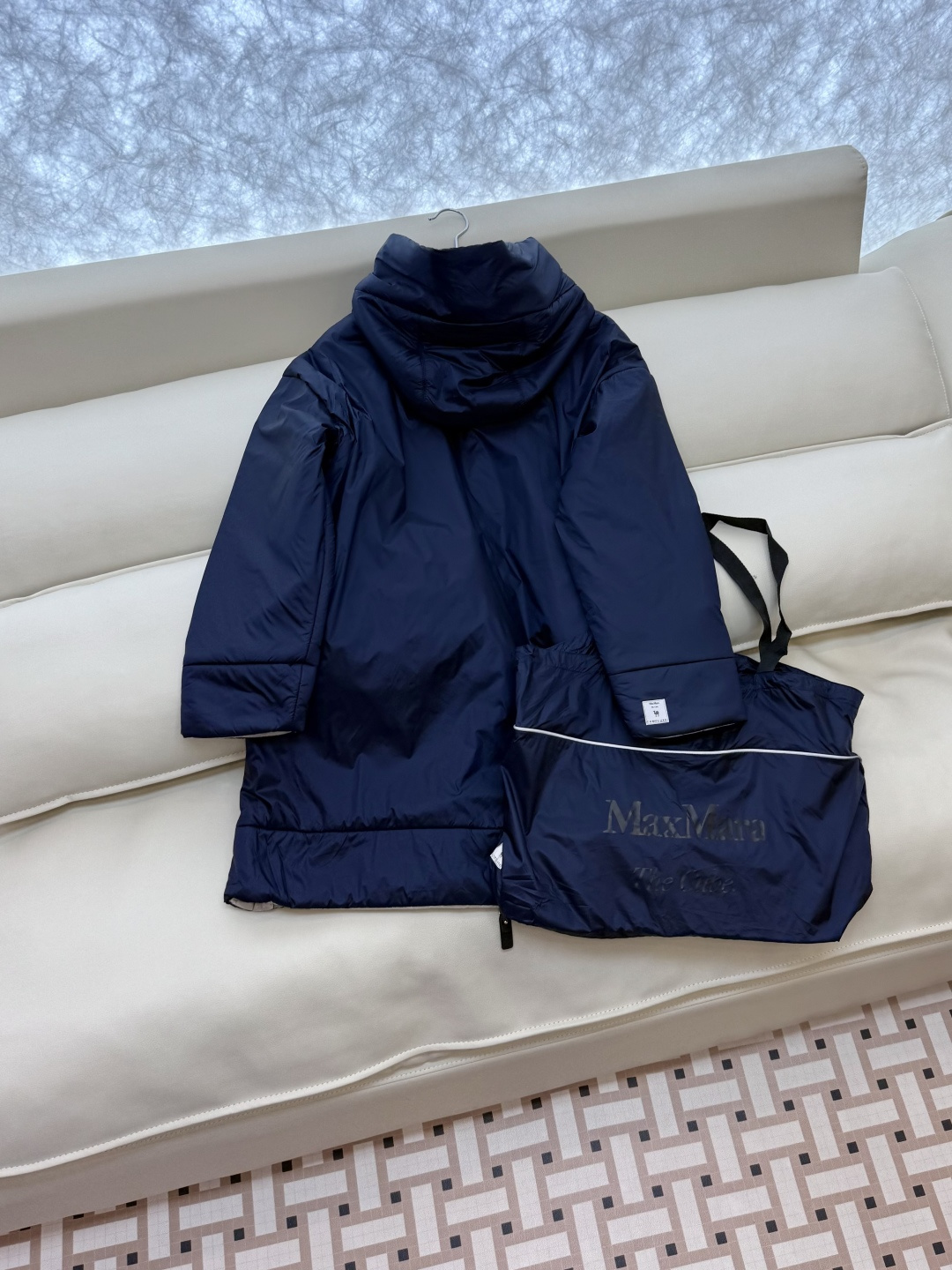 M669#新款驼绒服⚠️。
Max拉链款 两面穿 48% 骆驼绒 4%桑蚕丝 进口面料 骆驼绒棉服 黑色