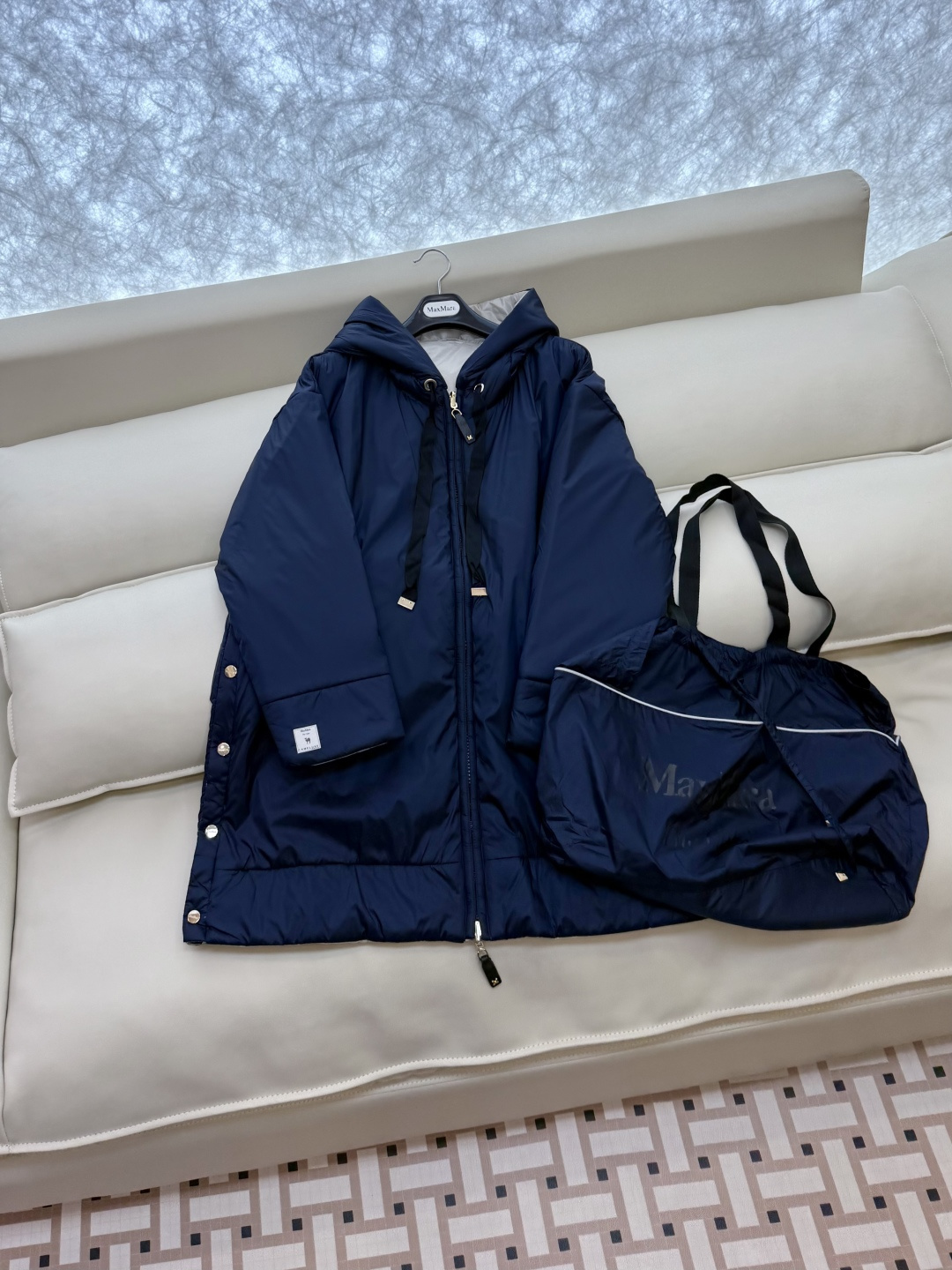 M669#新款驼绒服⚠️。
Max拉链款 两面穿 48% 骆驼绒 4%桑蚕丝 进口面料 骆驼绒棉服 黑色