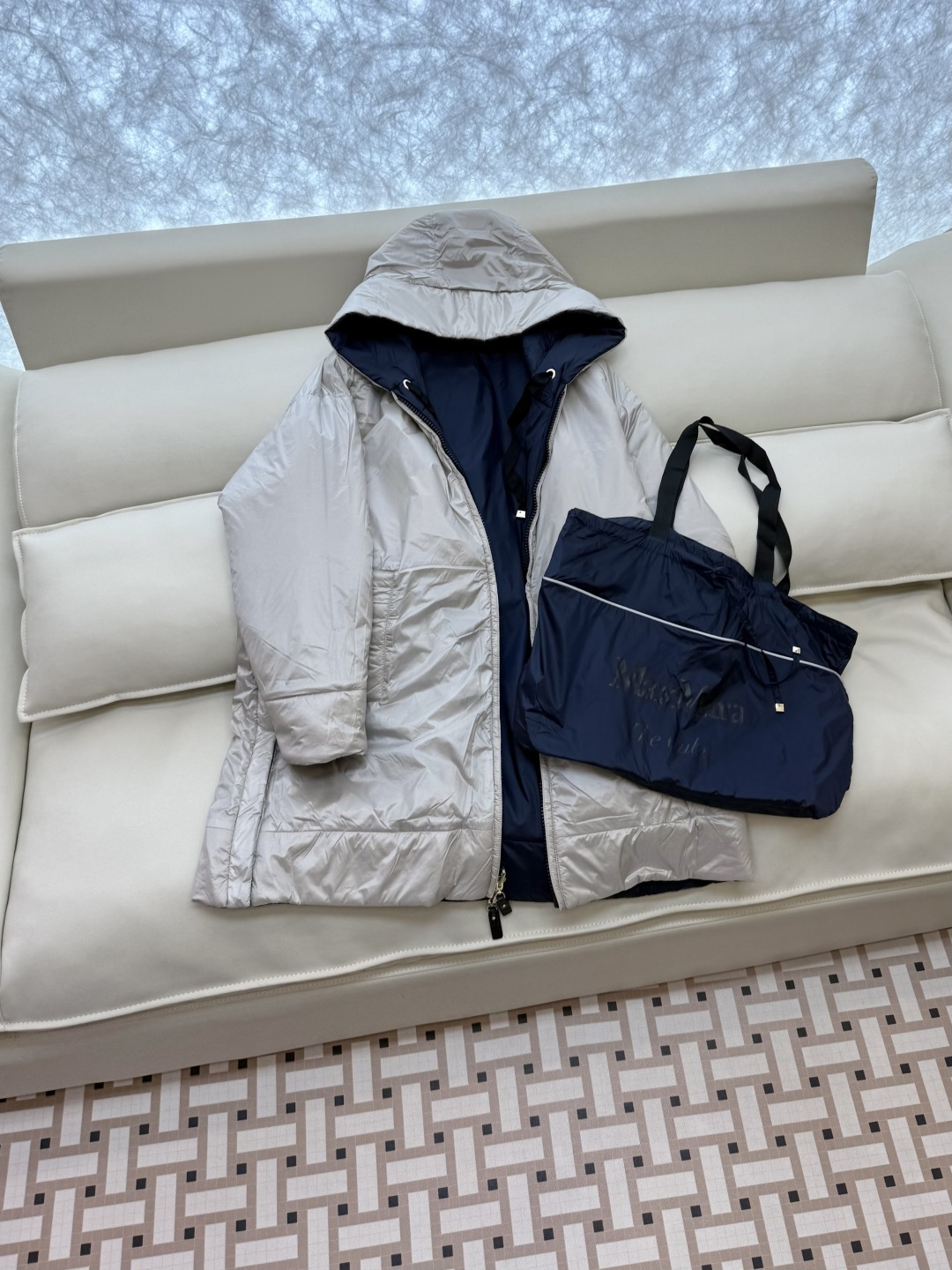 M669#新款驼绒服⚠️。
Max拉链款 两面穿 48% 骆驼绒 4%桑蚕丝 进口面料 骆驼绒棉服 黑色