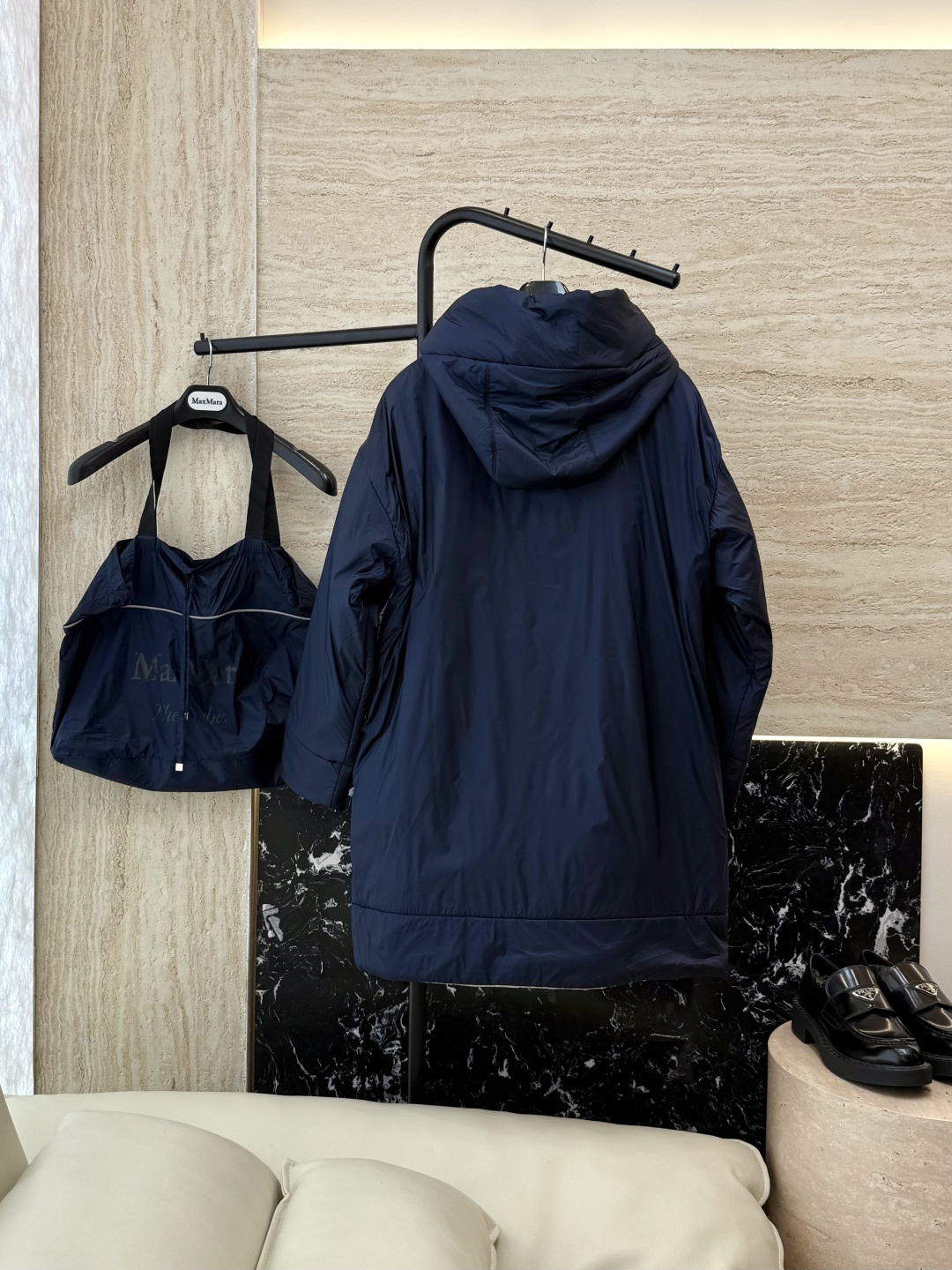 M669#新款驼绒服⚠️。
Max拉链款 两面穿 48% 骆驼绒 4%桑蚕丝 进口面料 骆驼绒棉服 黑色