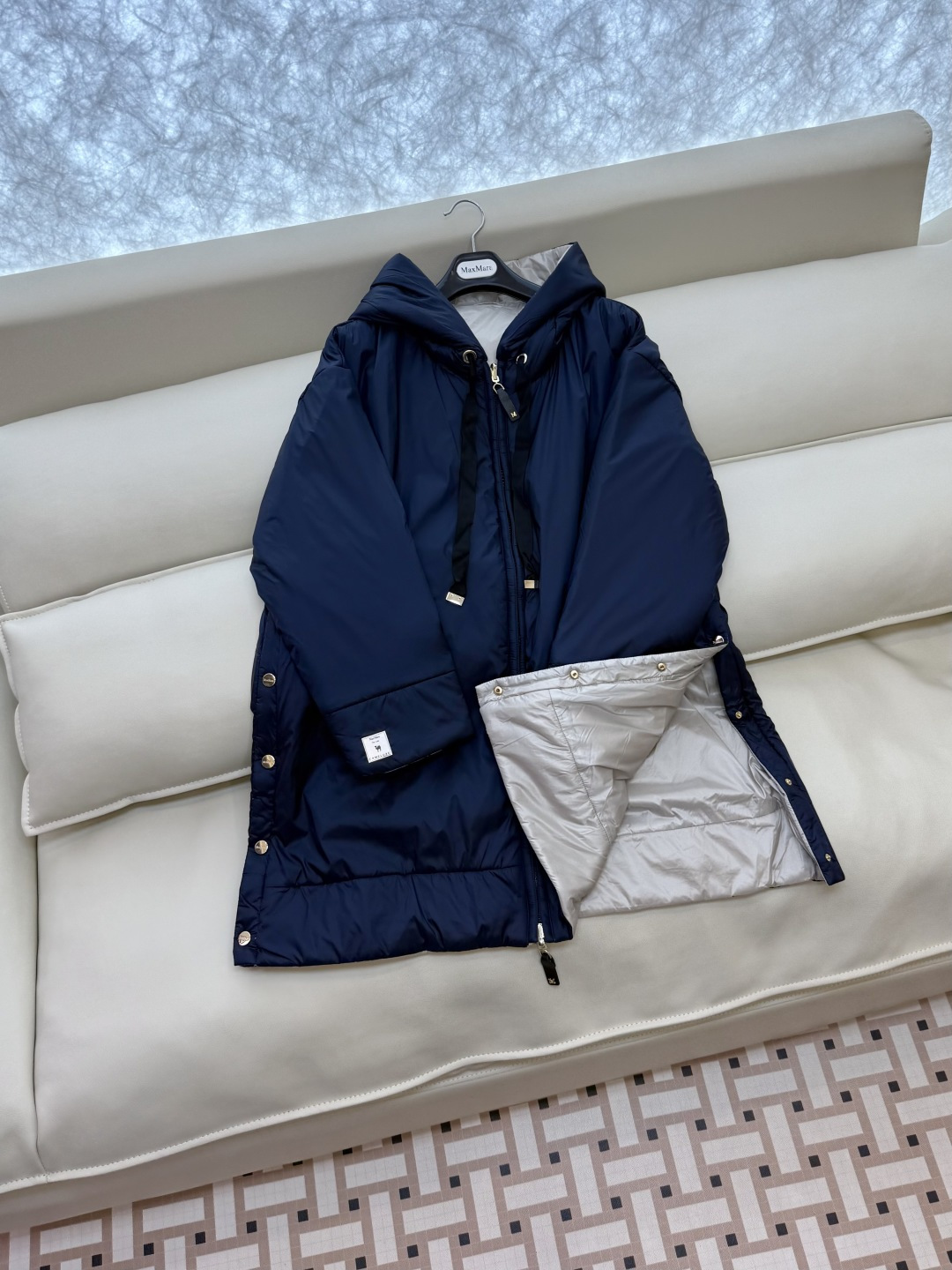 M669#新款驼绒服⚠️。
Max拉链款 两面穿 48% 骆驼绒 4%桑蚕丝 进口面料 骆驼绒棉服 黑色