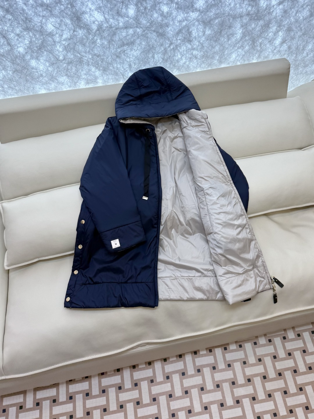 M669#新款驼绒服⚠️。
Max拉链款 两面穿 48% 骆驼绒 4%桑蚕丝 进口面料 骆驼绒棉服 黑色