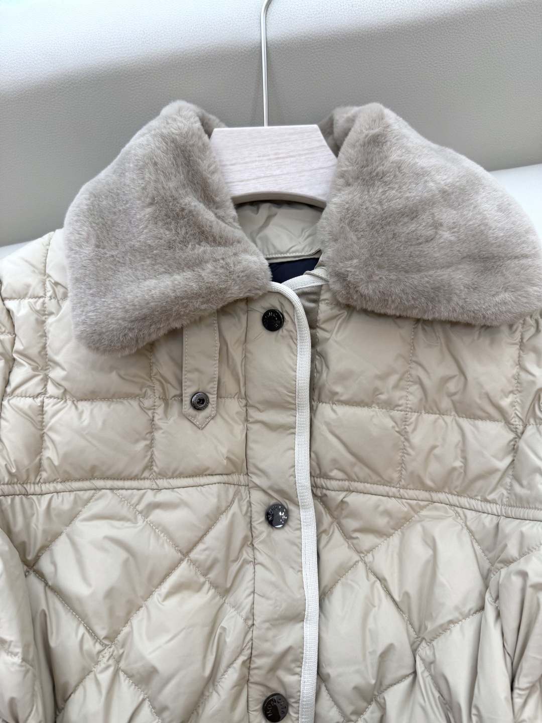 WHL006#新款羽绒服⚠️。
Moncler 科技毛领（非真毛 对标专柜）90%白鹅绒 格纹 羽绒服 