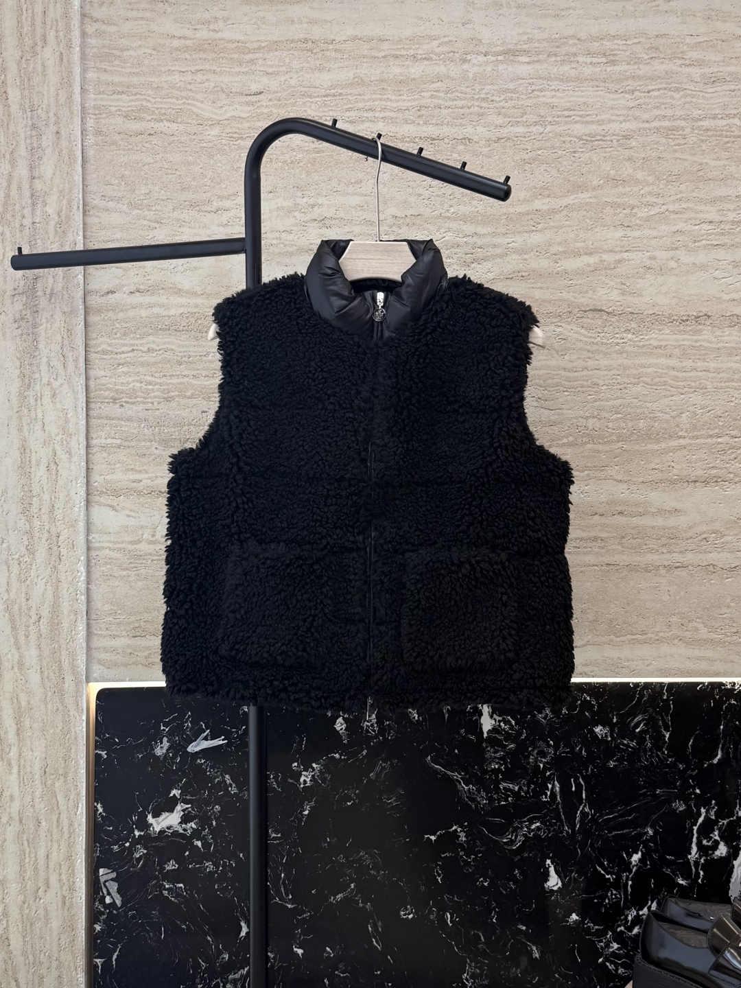 WHL016#新款羽绒服⚠️。
Moncler 科技毛（非真毛 对标专柜）90%白鹅绒 背心羽绒服  黑