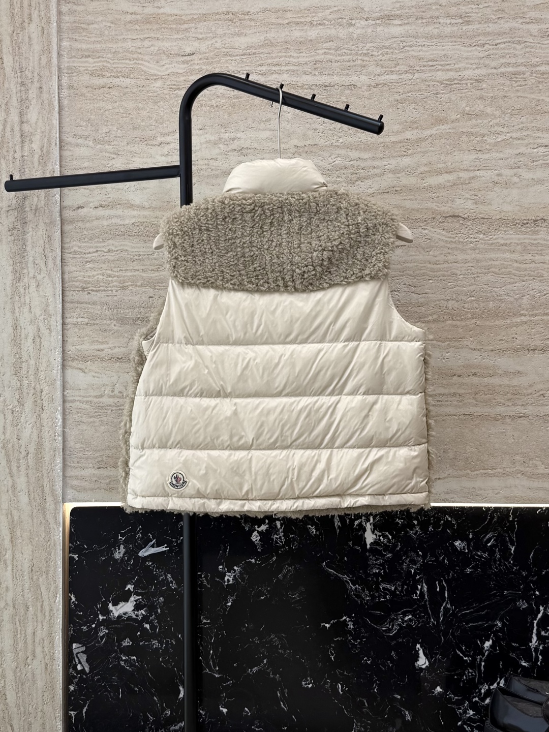 WHL016#新款羽绒服⚠️。
Moncler 科技毛（非真毛 对标专柜）90%白鹅绒 背心羽绒服  黑