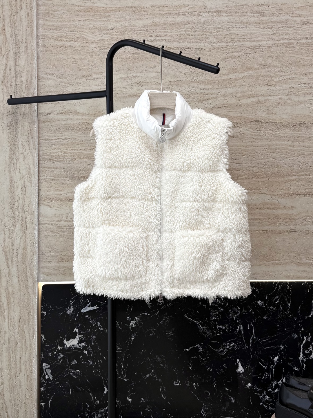 WHL016#新款羽绒服⚠️。
Moncler 科技毛（非真毛 对标专柜）90%白鹅绒 背心羽绒服  黑
