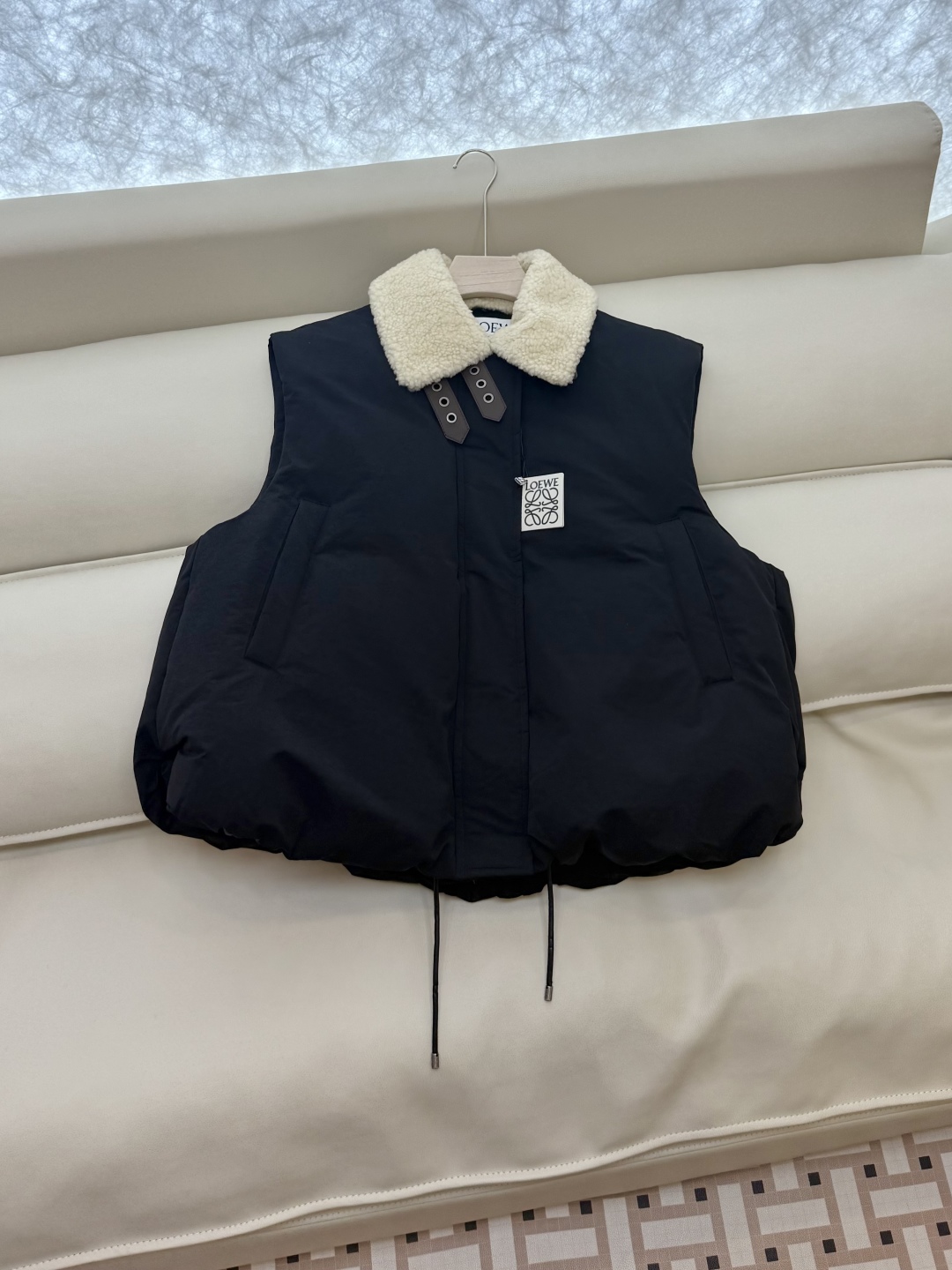 25002#新款羽绒服⚠️2025。
Loewe 羊羔毛领 可拆真皮领 90% 白鹅绒 羽绒背心 马甲羽